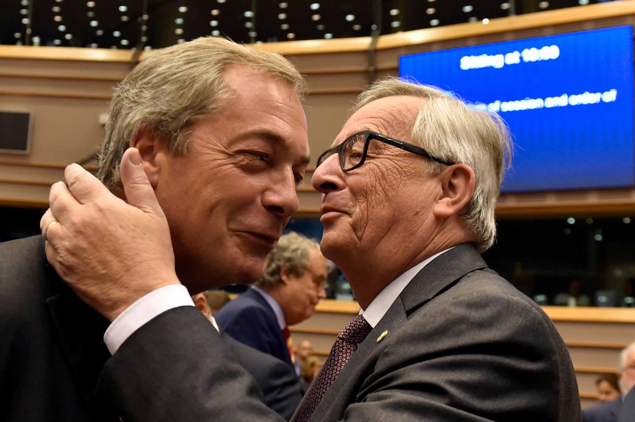 UKIP-leder Nigel Farage får en hilsen fra EU-kommisjonens president Jean-Claude Juncker.