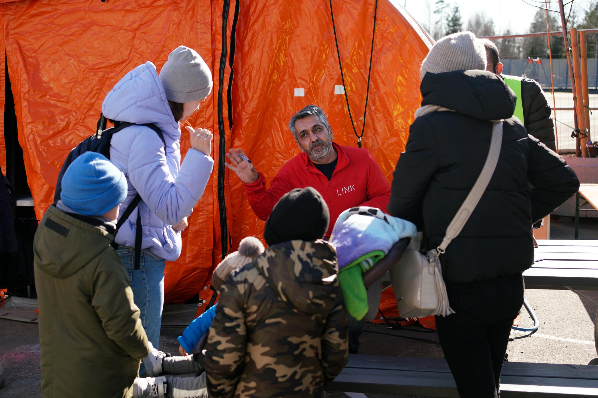 Det har strømmet tusenvis av ukrainske flyktninger til Nasjonalt mottakssenter i Råde. De har fått midlertidig beskyttelse i Norge. Men nå har mange vært så lenge at de må klare seg selv i det norske samfunnet. Mange har fått et redusert integreringstilbud og sliter med å få jobb. 