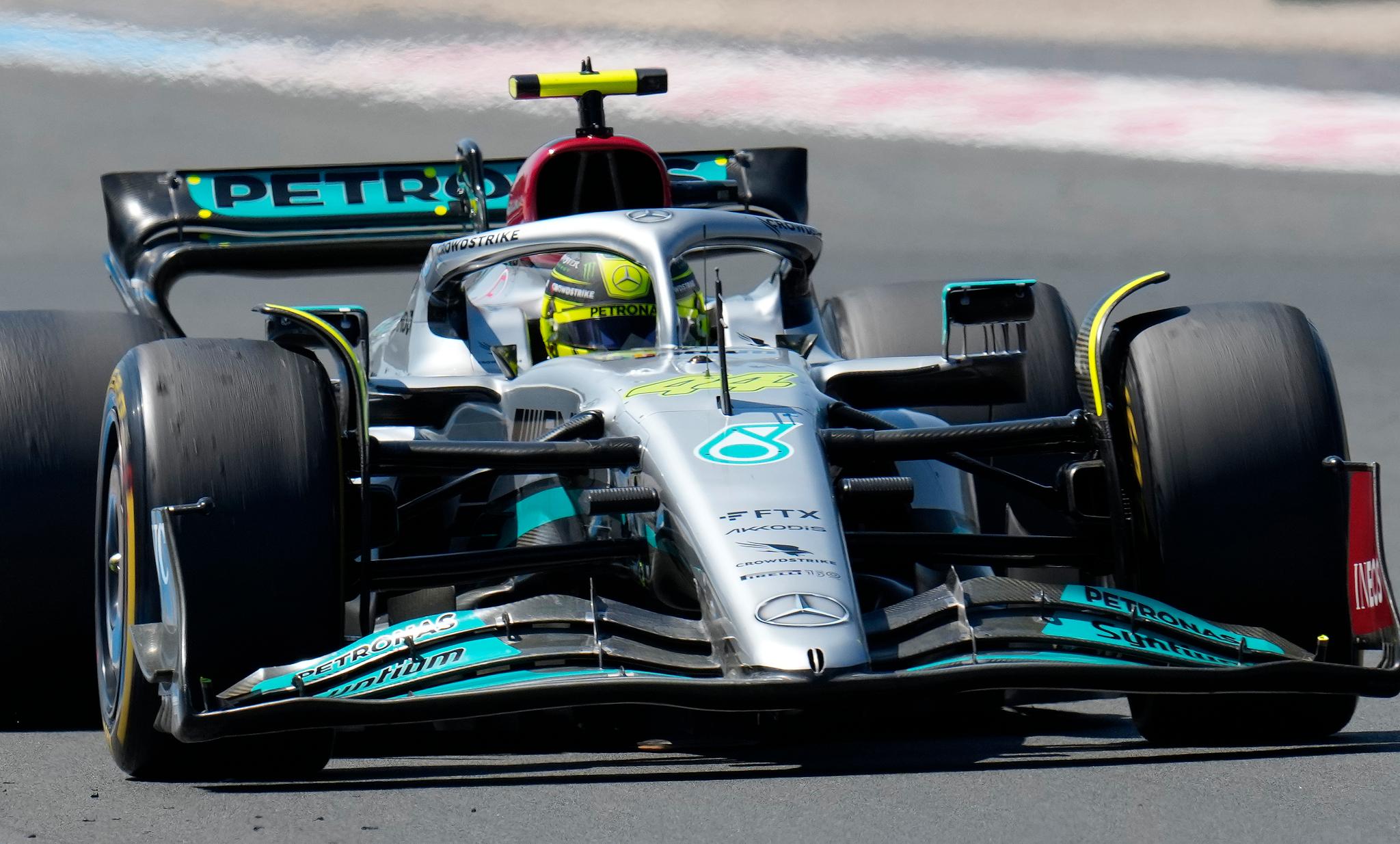 Lewis Hamilton og hans Mercedes i aksjon på Paul Ricard-banen søndag.