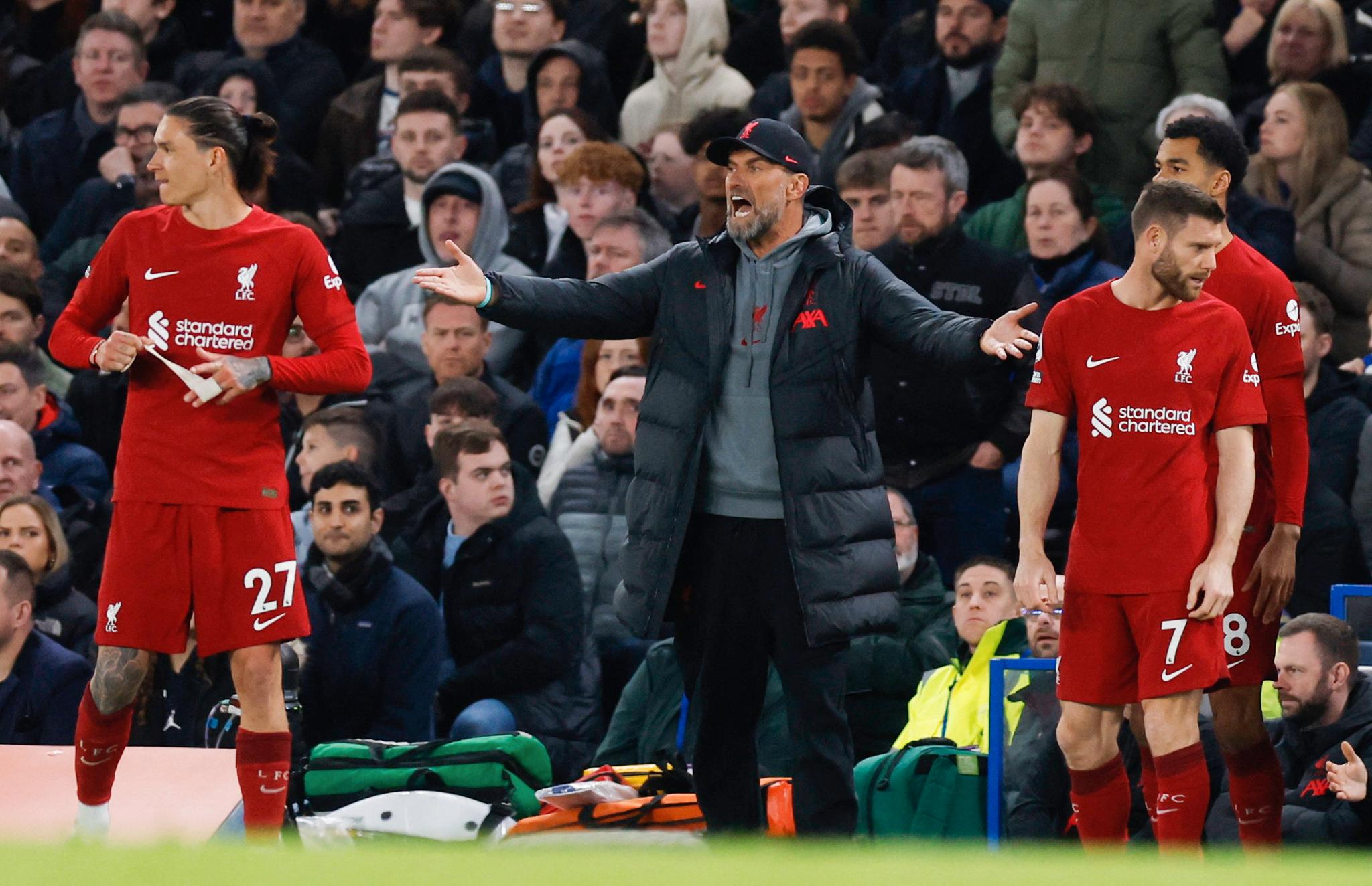 SEILER AKTERUT: Jürgen Klopp (i midten) og Liverpool må starte poengfangsten om det skal bli Champions League til høsten.