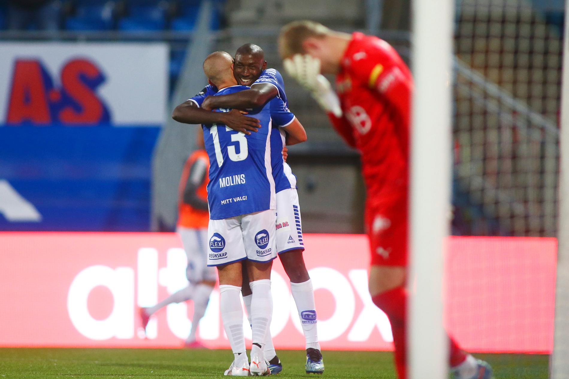 MÅLKLEM: Ibrahima Koné får en skikkelig bamseklem av Guillermo Molins etter 1–0-scoringen.