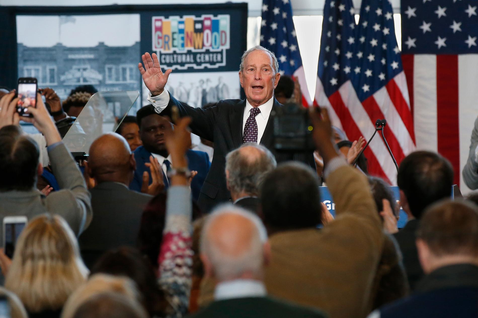 Supertirsdagen blir debuten for milliardæren Michael Bloomberg. Her på et valgmøte i Oklahoma. 