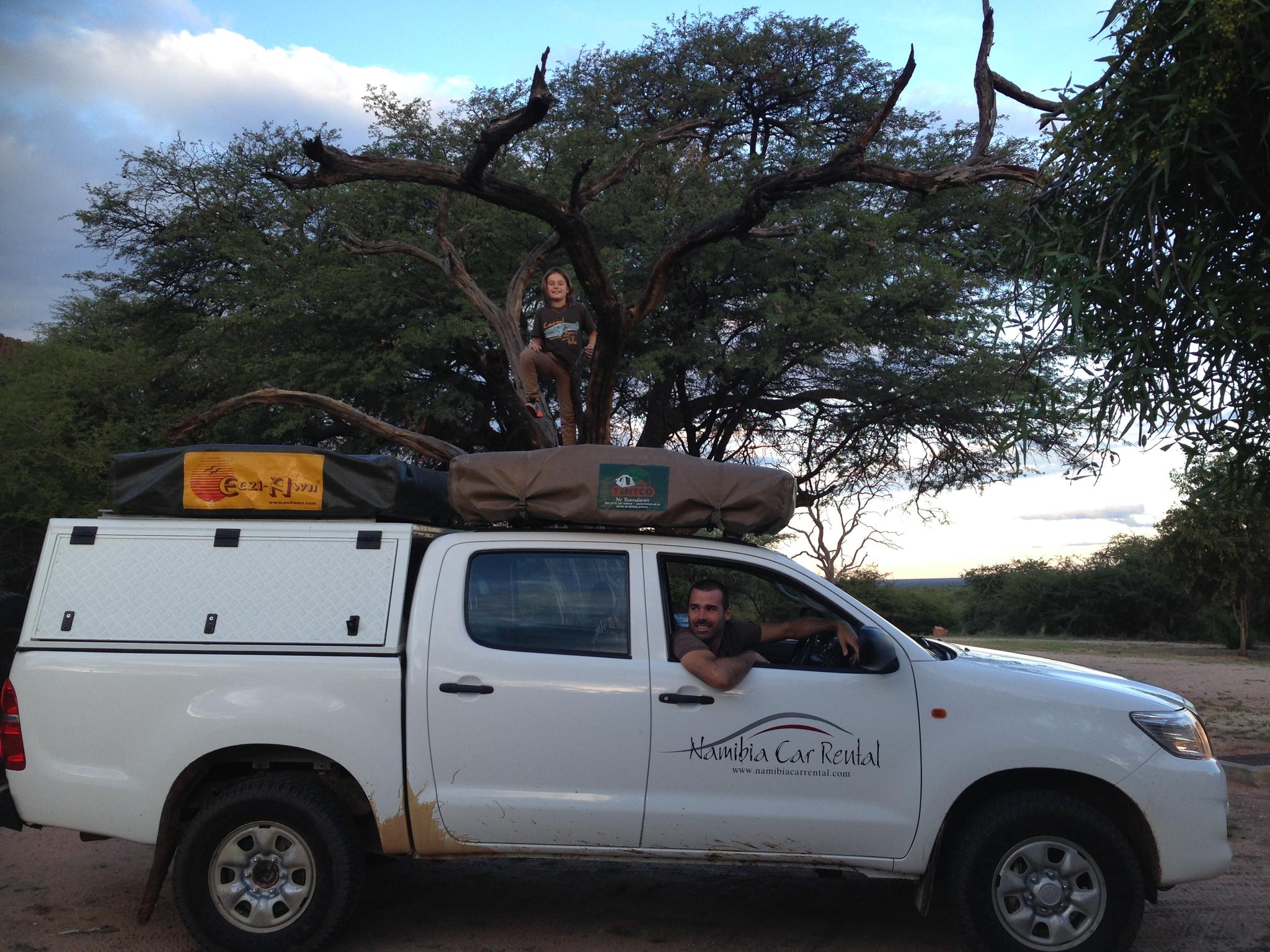 HUS PÅ TAKET: Namibia leide de campingbil og kjørte på egen hånd rundt i landet og tilbrakte seks netter i nasjonalparken Etosha, med telt på taket. Familien elsket det, og de brukte tilsammen 70 timer på å speide etter ville dyr.