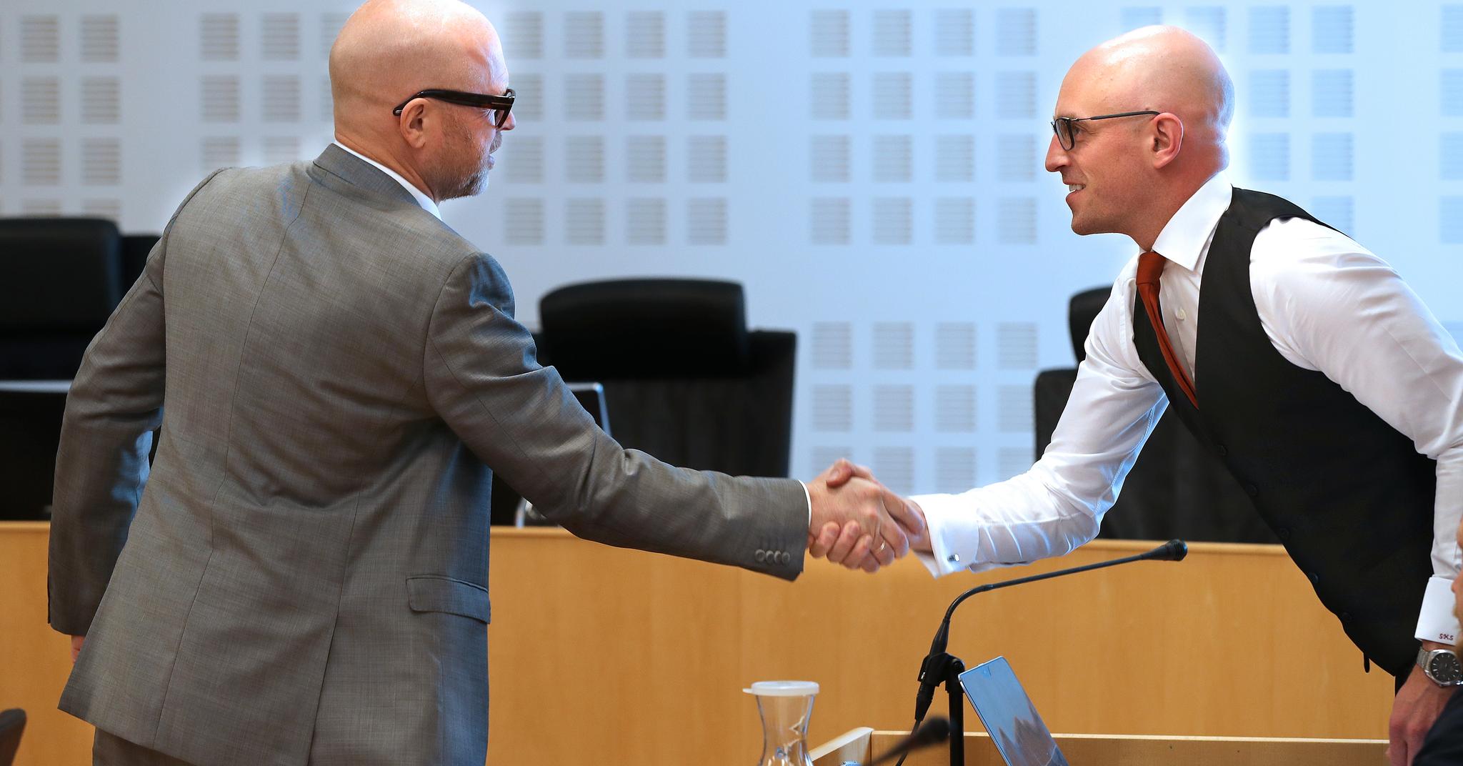 Konstituert statsadvokat Johan Martin Kile hilser på forsvarer Svein Kjetil Lode Svendsen.