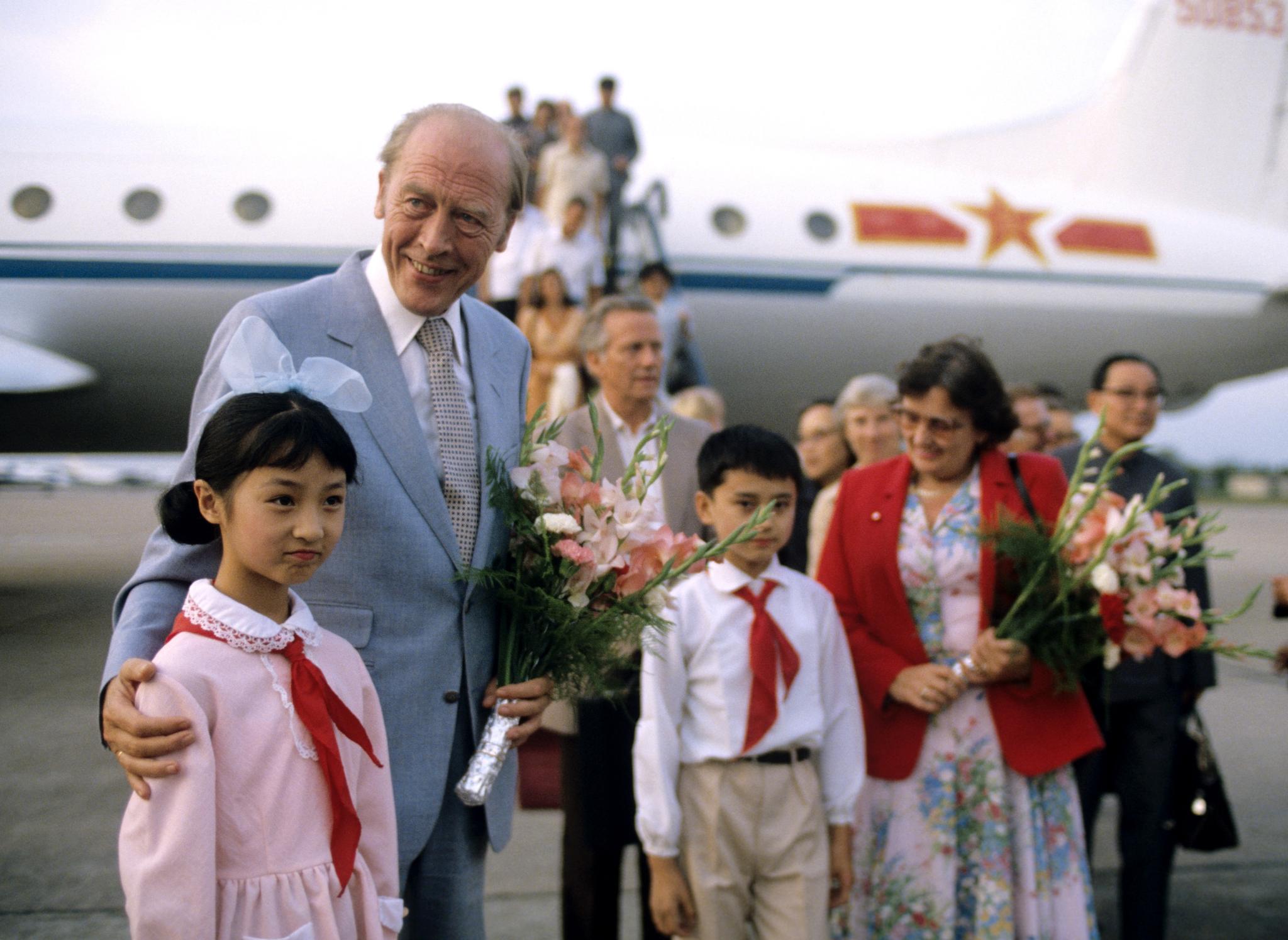 For første gang var en norsk statsminister på offisielt besøk i Kina, i 1980. Statsminister Odvar Nordli (Ap) understreket at hans hovedhensikt med besøket i Kina var å skape kontakt. Her sammen med noen barn på en flyplass. 