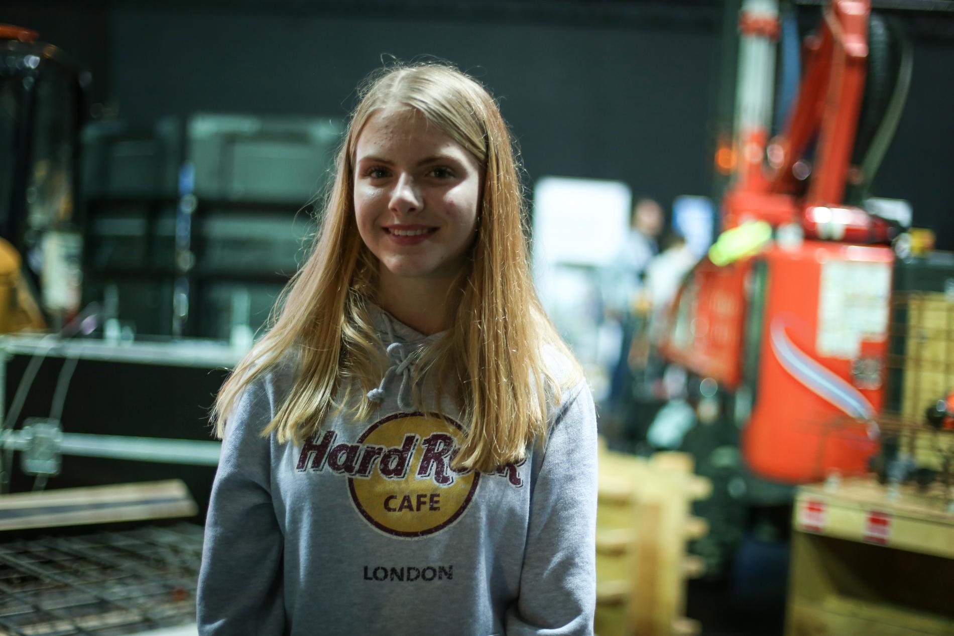 Emilie Skår ser frem til å starte på bygg- og anlegg til neste år. 15-åringen mener det er viktig at flere unge velger studieretninger innen yrkesfag for å skape større mangfold i arbeidslivet.