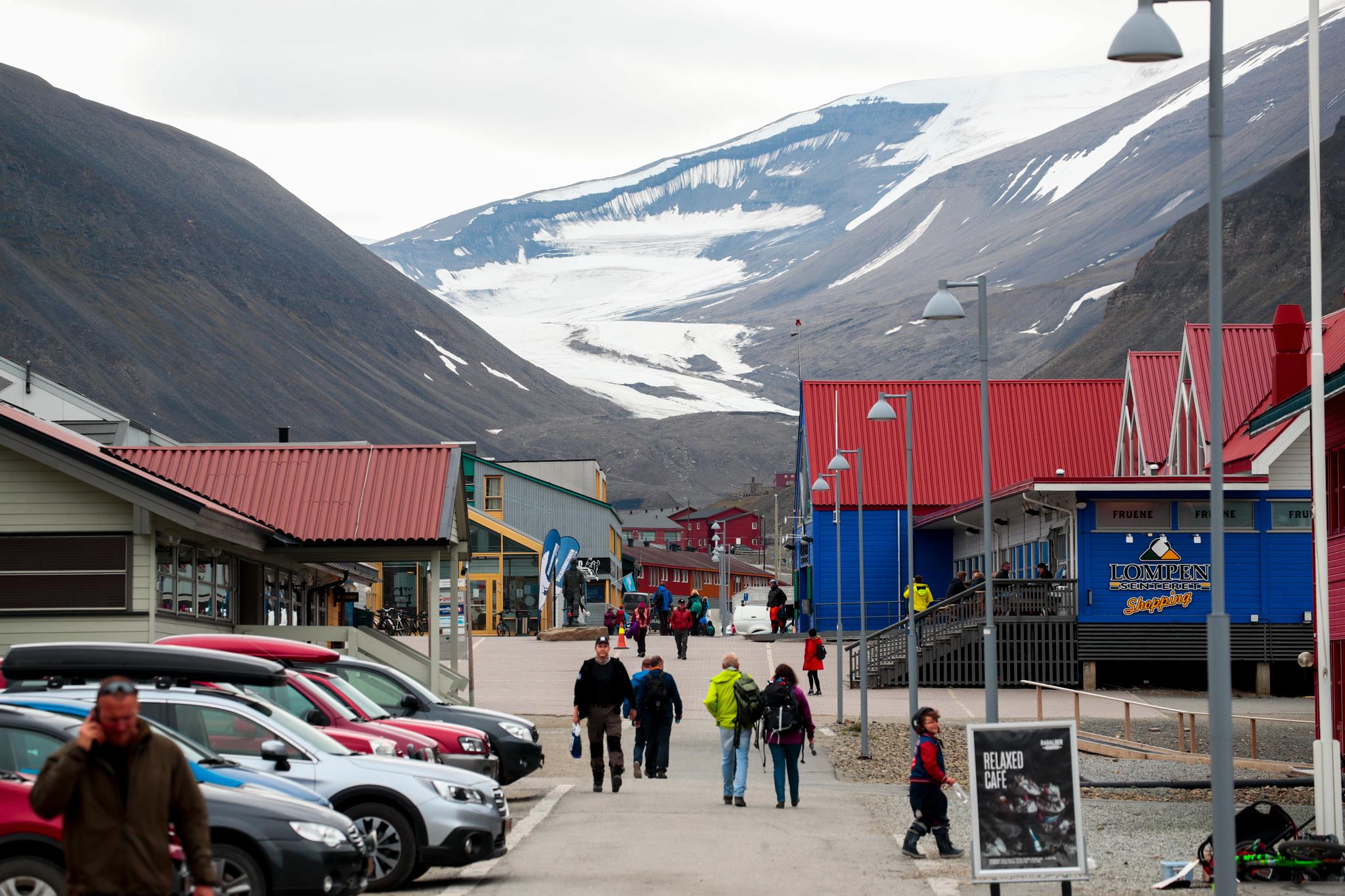 Svalbard, her fra Longyearbyen, er i dag preget av permafrost. Situasjonen kan bli en helt annen mot slutten av århundret dersom temperaturen stiger. 