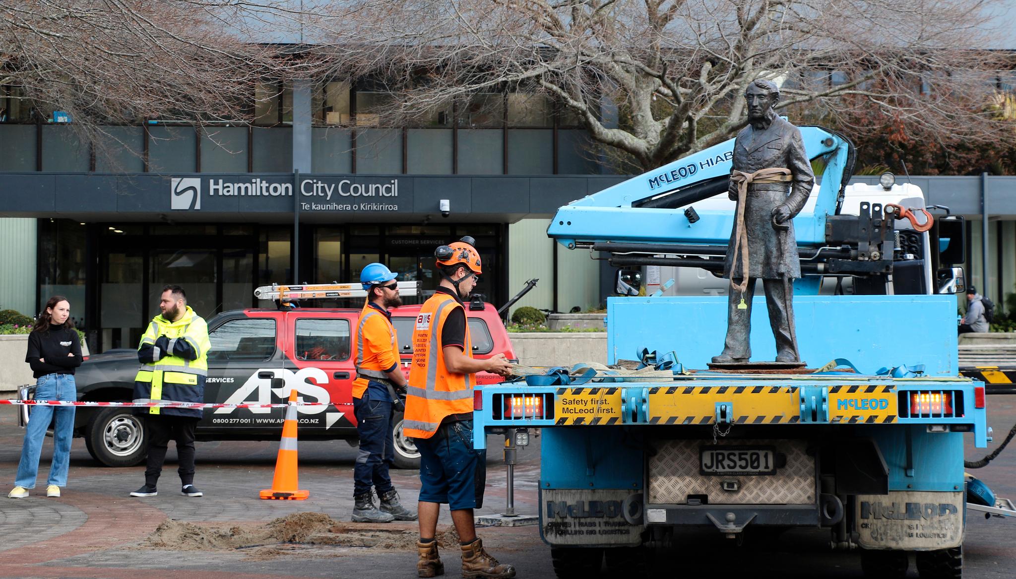 Bystyret i Hamilton stemte for å fjerne statuen av kolonisten John Fane Charles Hamilton som nedkjempet maorier på New Zealand da han koloniserte deler av landet på 1800-tallet. 