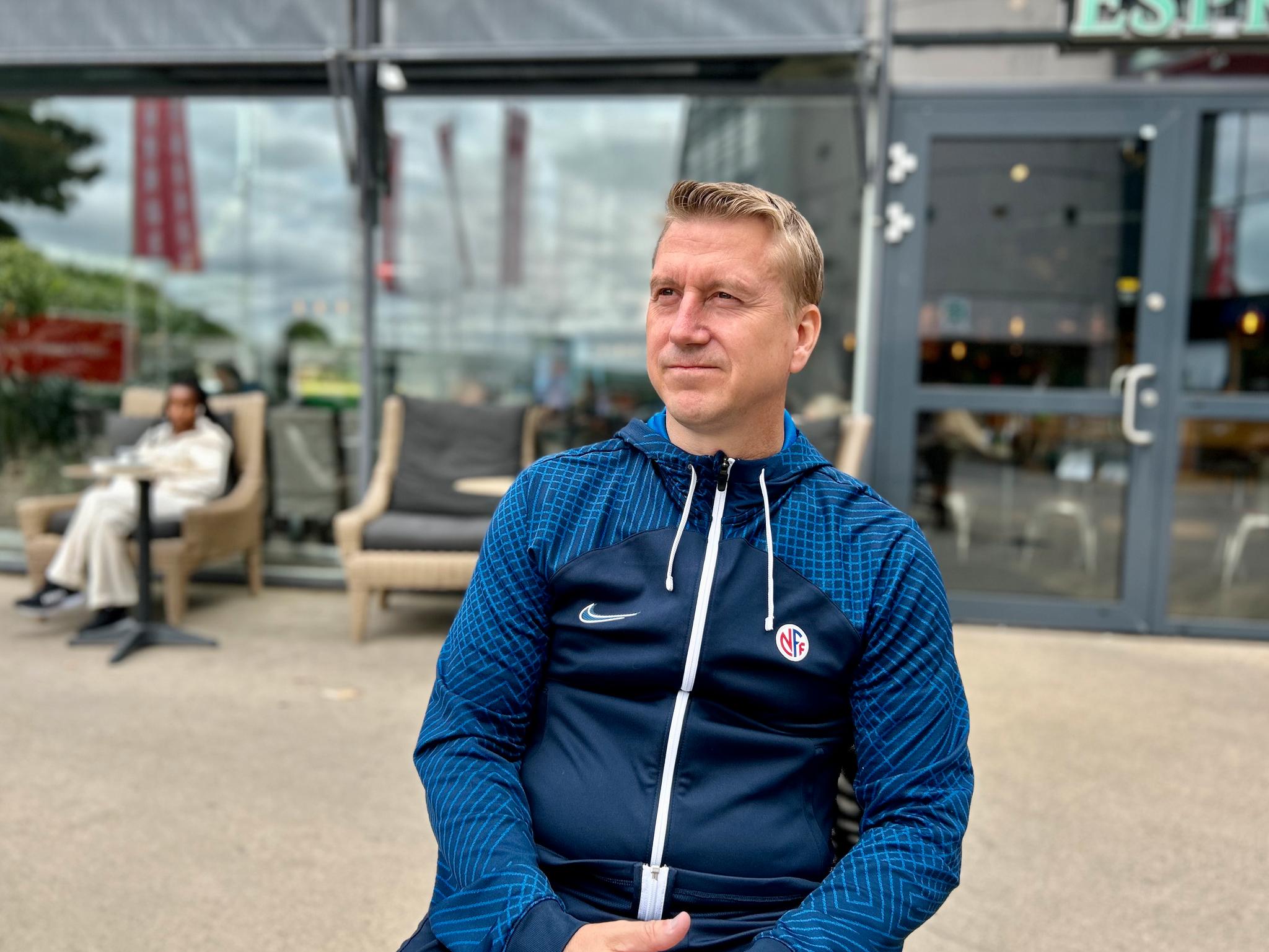 VIKAR: Leif Gunnar Smerud skal nok en gang ta på seg rollen som midlertidig landslagssjef. Her utenfor Ullevaal stadion. 