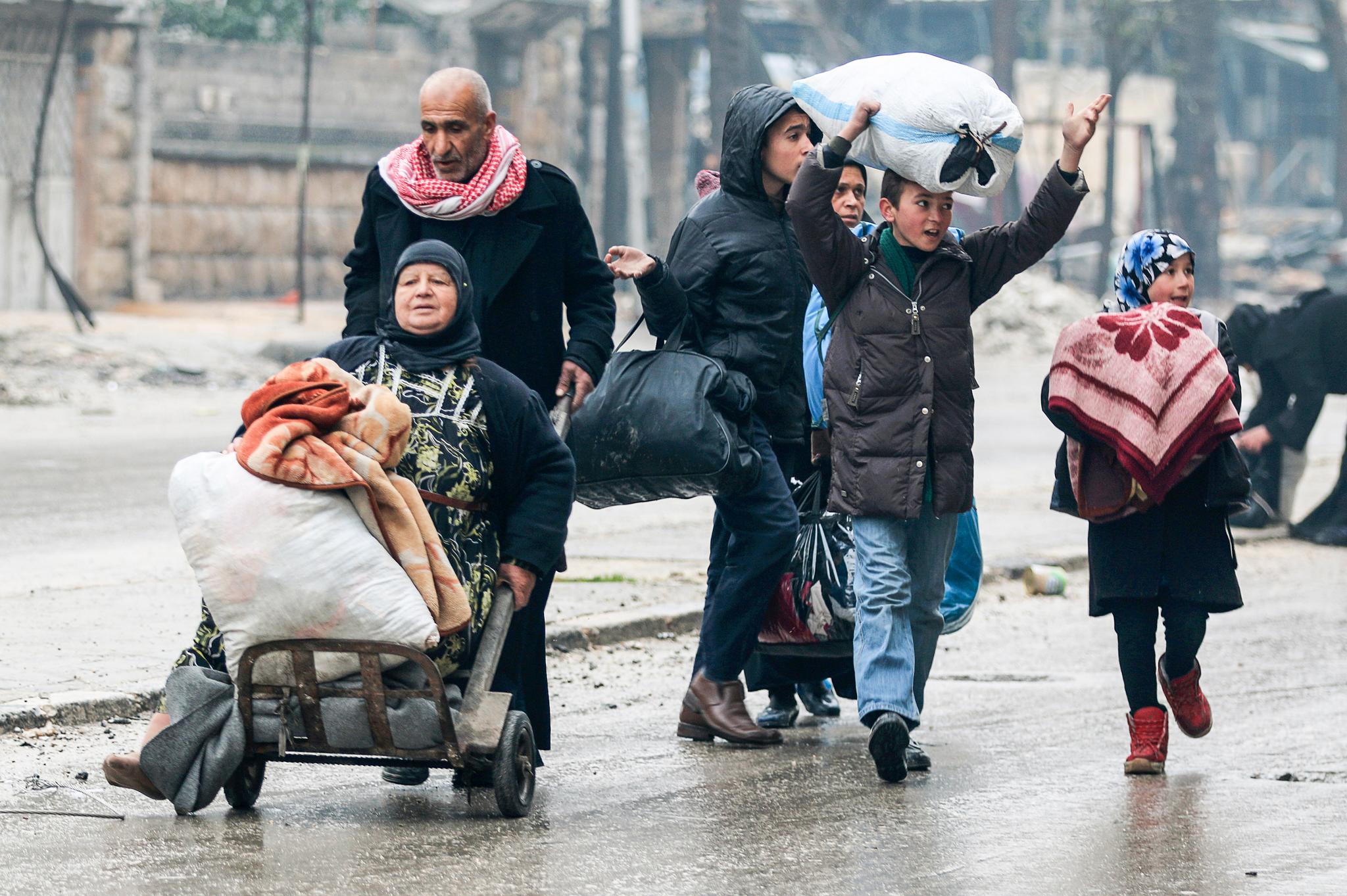 Innbyggerne  i Aleppo venter fortsatt på å bli evakuert