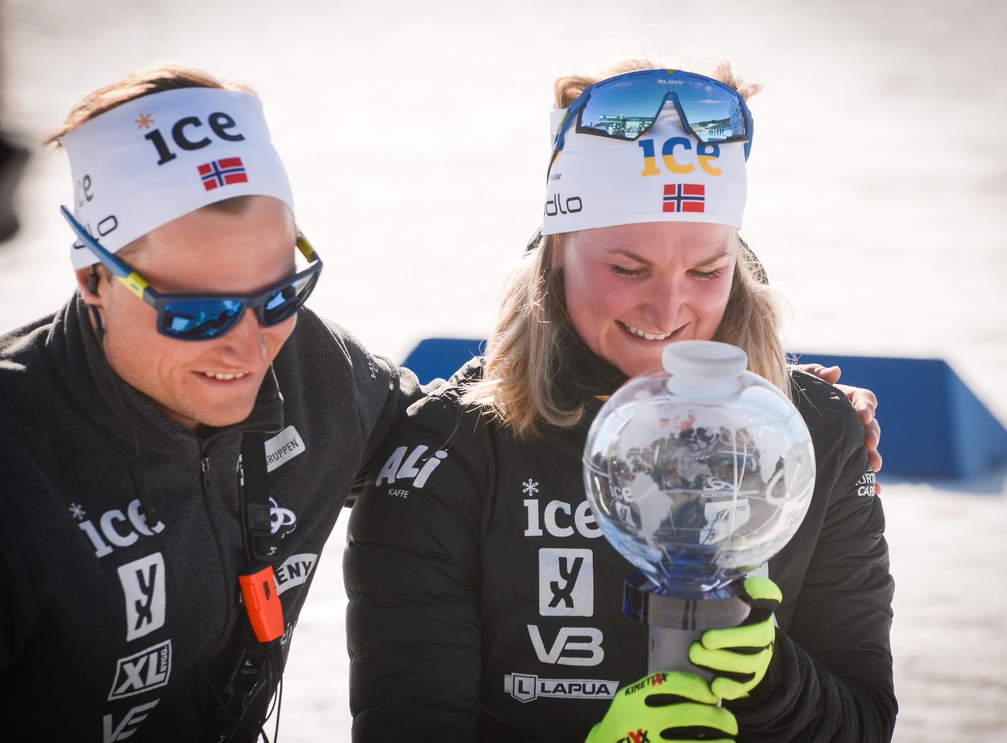 TOK DEN STORE POKALEN: Marte Olsbu Røiseland og ektemannen Sverre med det synlige beviset på at hun var verdens beste kvinnelige skiskytter forrige sesong, glasskulen som vinner av verdenscupen sammenlagt.