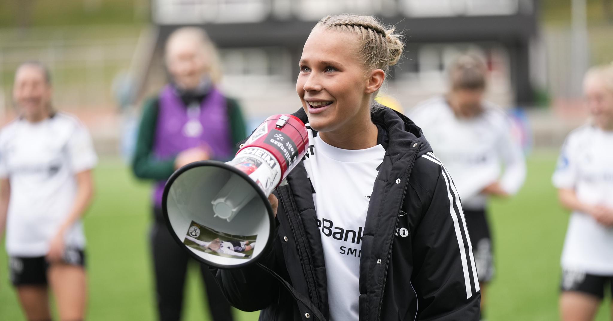 Frøya Dorsin er blitt en viktig brikke for Rosenborg. Så viktig at vårens EM for J17 går uten henne. Her fra feiringen etter seieren mot Stabæk i Dorsins debut fra start. 
