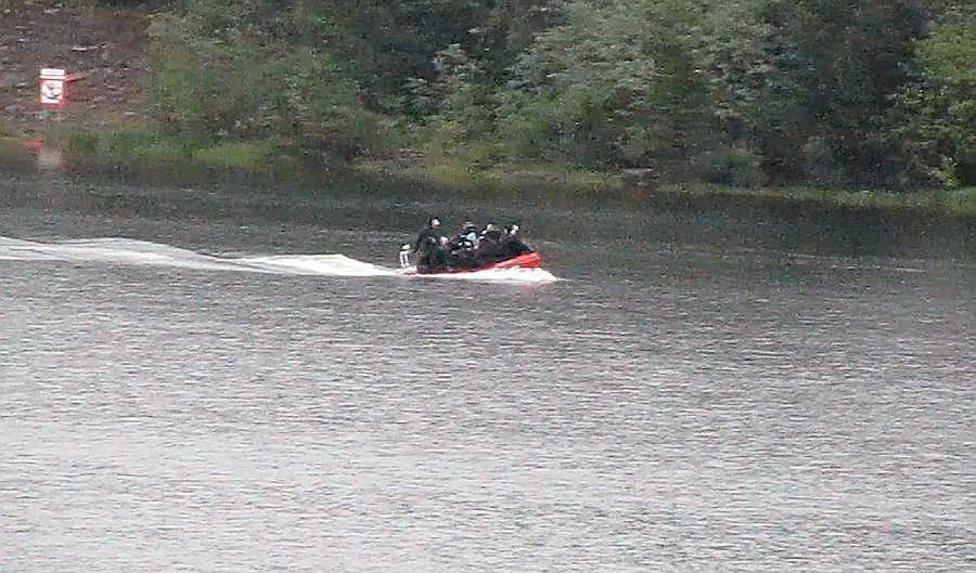  Delta-troppen kjører i en rød gummibåt 22. juli 2011. Senere rekvirerte de en privat båt for å komme seg til Utøya. Fasiten etter oppgjøret om beredskapssvikten 22. juli var ifølge vårt politiske establishment, at «myndighetene» sviktet, skriver Torstein Ulserød.