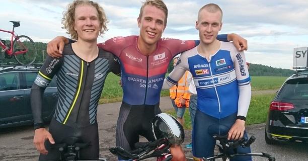 Oskar Myrestøl Johansson (i midten) fra Grimstad satte ny norsk juniorrekord med 11,59 på 10 km tempo. Her står han sammen med skolekameratene Trym Bjørner Westgaard Holter og Magnus Sørbø (fra Gjerstad).