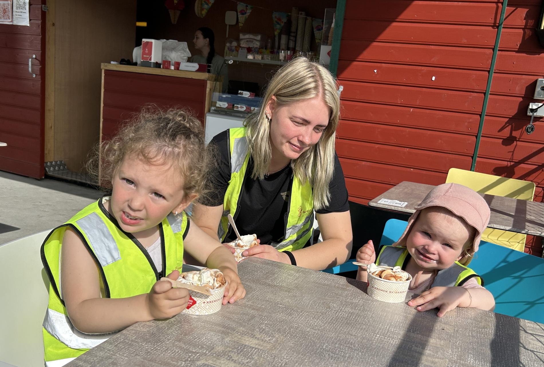 Dei koste seg med is i seinsommarsola f.v. Kamilla Bokor (3), pedagog Rebecca Halvorsen og Helle Hesby Naaden (2) frå avdeling Nøtteskrikene i Utsyn barnehage.