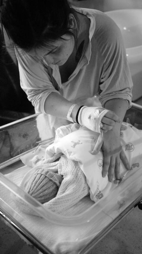 Etter fødselen fikk mor og far tilbringe tid med Sebastian. I forkant av fødselen hadde sykehuset anbefalt dem å ta med fotoapparat for å dokumentere.