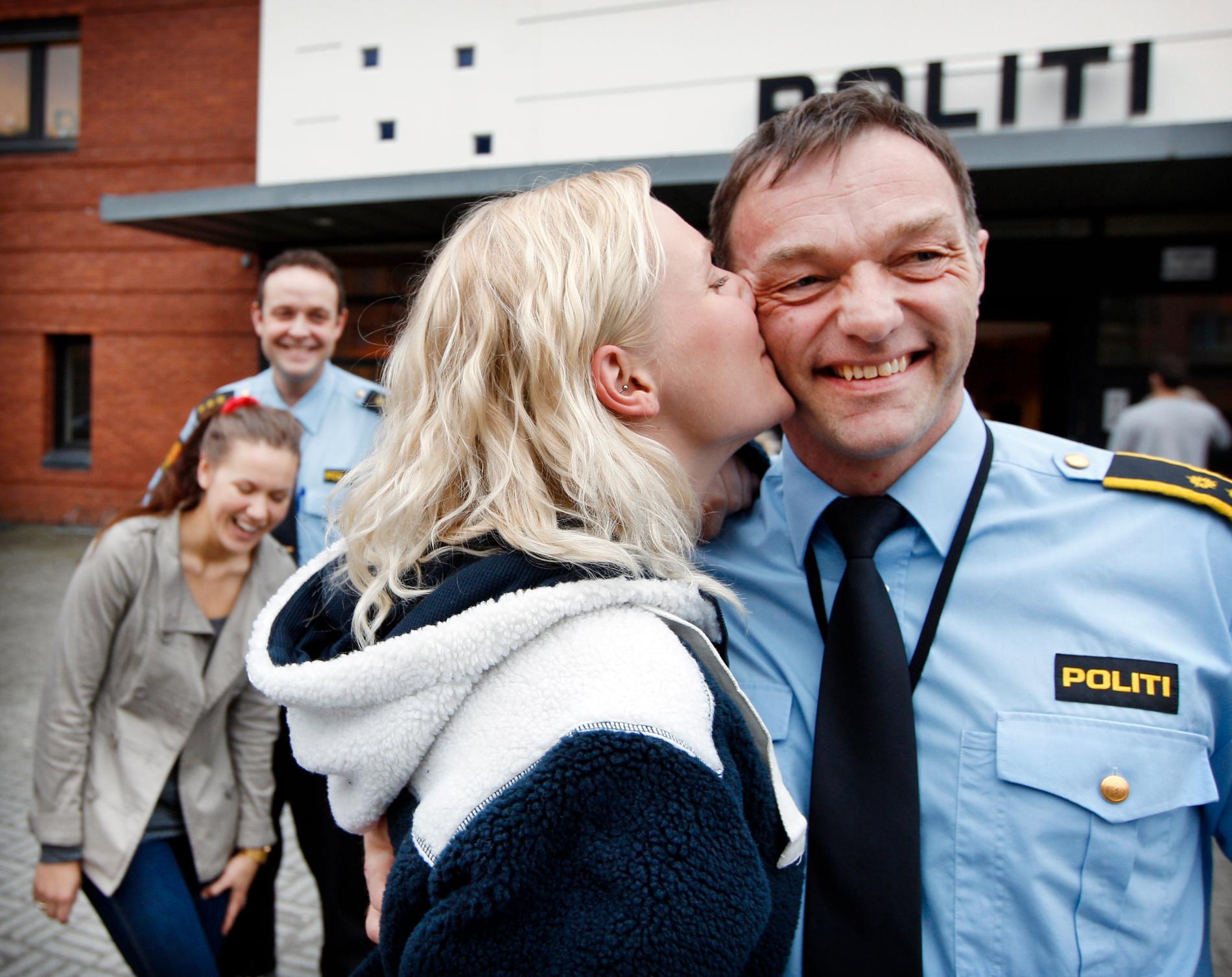  President ved Hetland videregående skole i 2012, Frida Toftedal, gav et kyss til Kristian Johansen, leder for ordensseksjonen i politiet. Dette i forbindelse med samarbeidsmøte mellom russ og politi i forkant av russefeiringen for fem år siden. 