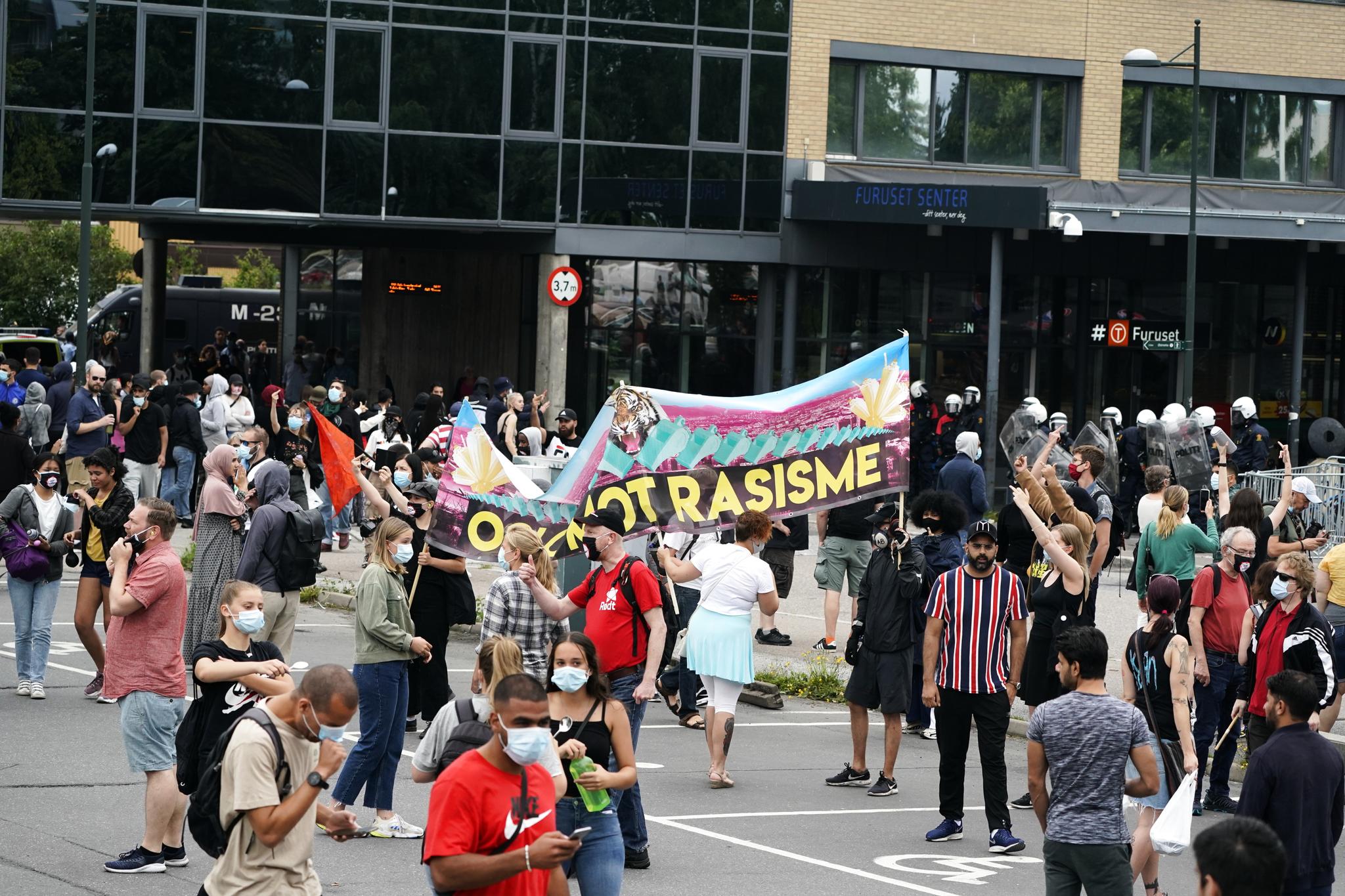 15. august: SIAN demonstrerte på Furuset senter i Oslo. De ble møtt av motdemonstranter som forøkte å overdøve markeringen.