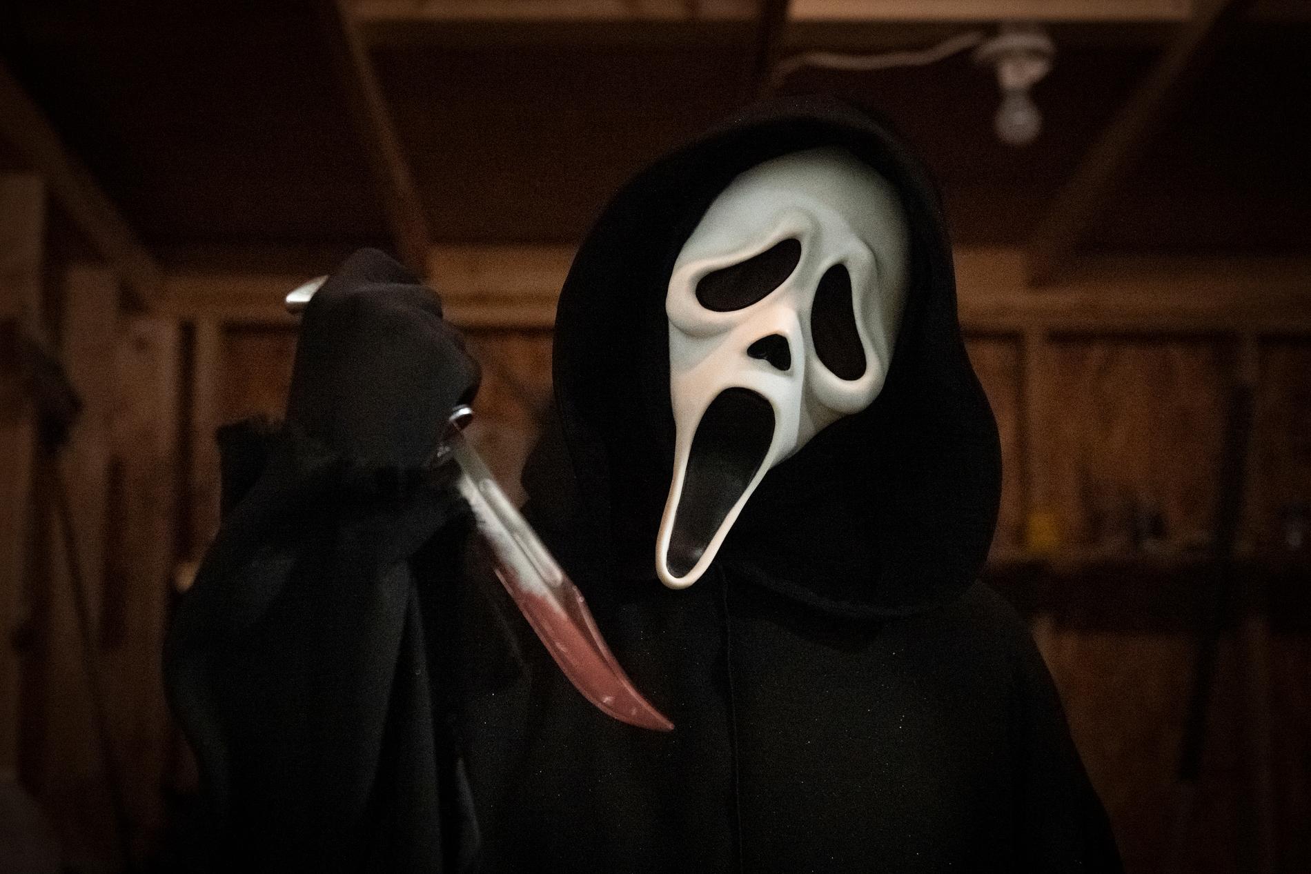 Seriemorderen Ghostface er tilbake i nye «Scream», som gjør det bra på kinoene til tross for omikron. 