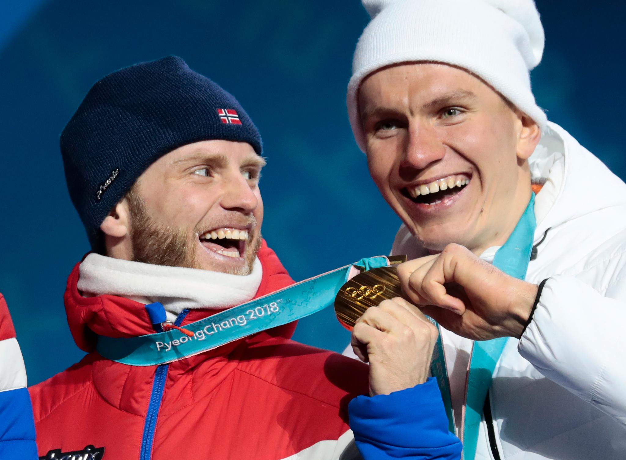 Aleksandr Bolsjunov (t.h.) spøker med Martin Johnsrud Sundby under OL i Pyeongchang.