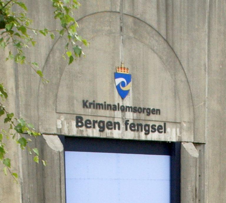 Bergen fengsel har tidligere fått kritikk fra Sivilombudsmannen for å gjennomføre nakenvisitasjoner der den innsatte er helt naken. Nå blir visitasjonene gjennomført trinnvis.