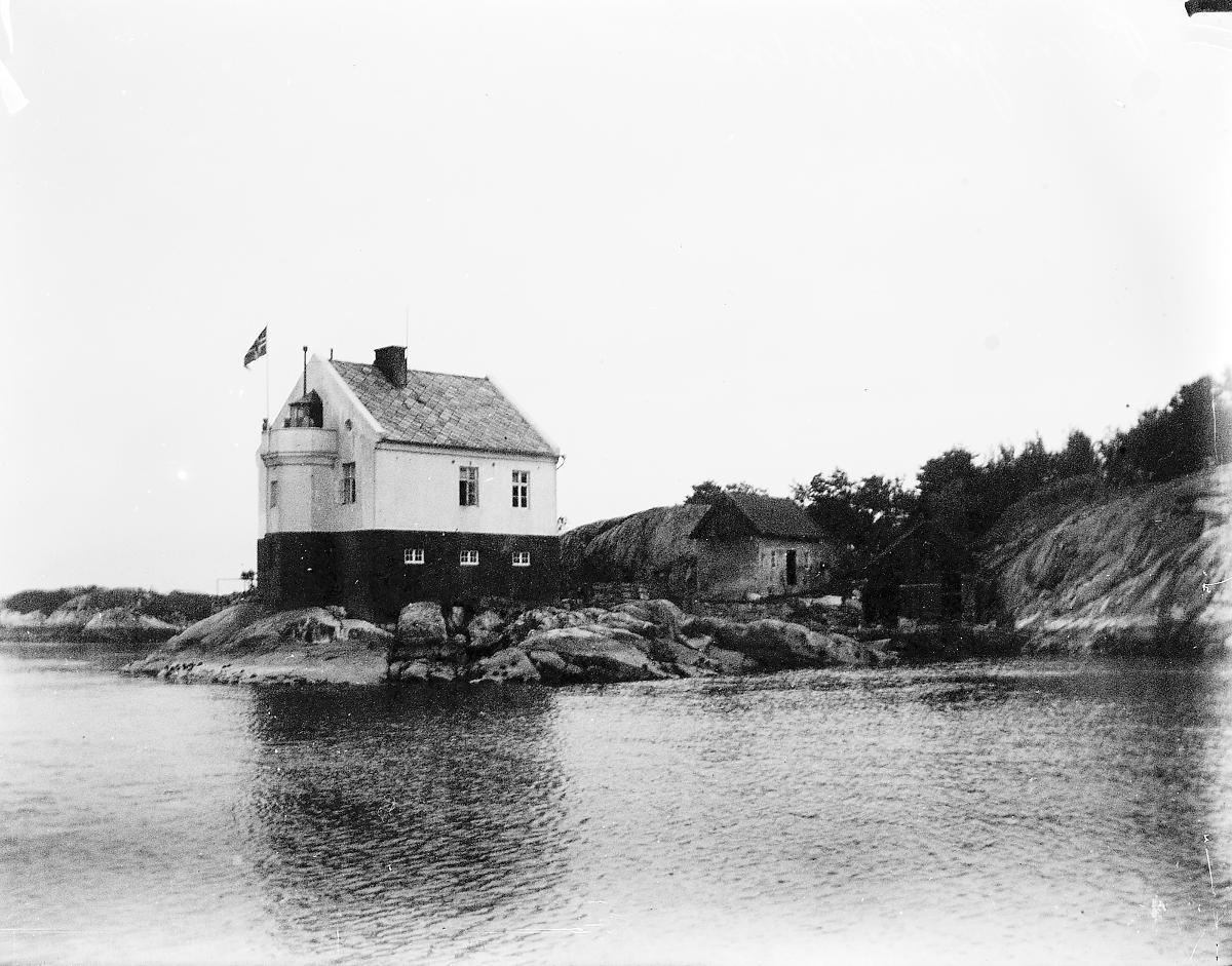 RINGHOLMEN FYR: Bildet viser Ringholmen fyrstasjon mellom 1890 og 1900. Ringholmen var et leifyr i den travle Nyleia mellom Tranøy og Ålforo i Fitjar kommune. Den ble opprettet i 1876, men ble nedlagt og erstattet av fyrlykt i 1918.