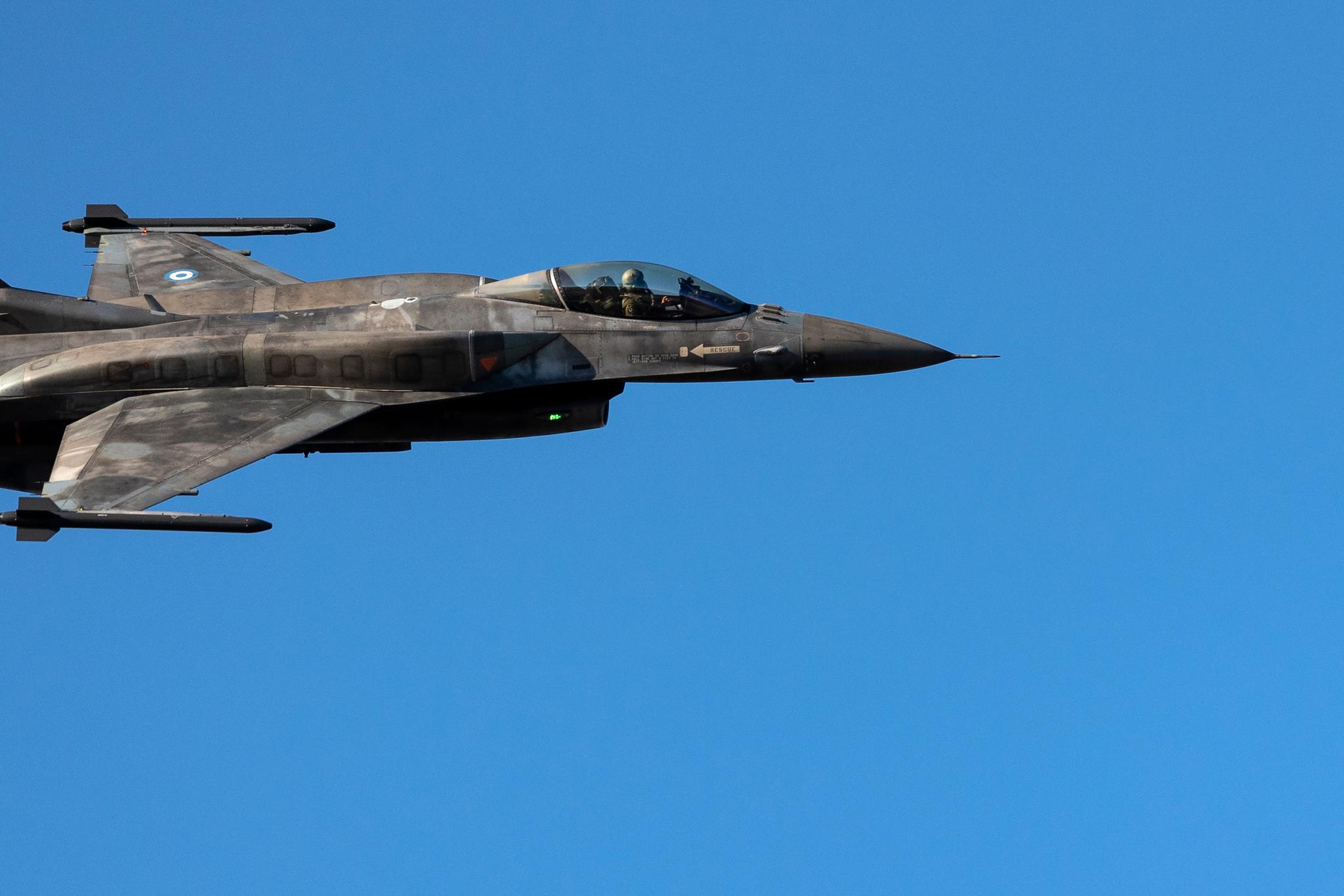 Ukraina får F-16 jagerfly. Hva betyr det? Og hvor lang tid tar det å trene ukrainerne?