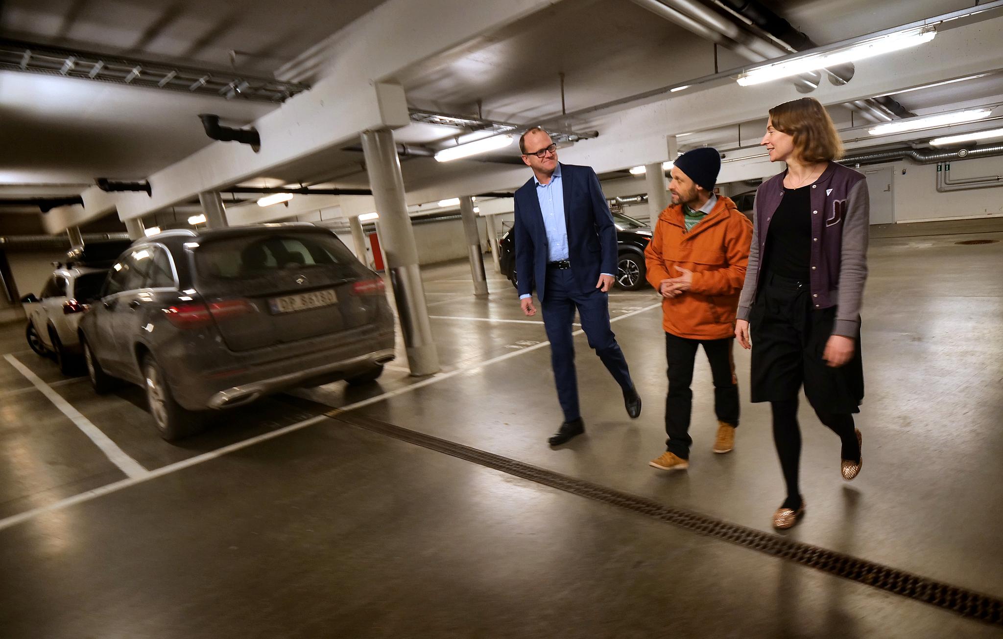 Politikerne i Oslo har selv tatt initiativ til et forslag som går ut på at det skal koste å parkere i garasjen under Oslo rådhus. Fra venstre: Frode Jacobsen (Ap), Harald A. Nissen (MDG) og Sunniva Holmås Eidsvoll (SV). 