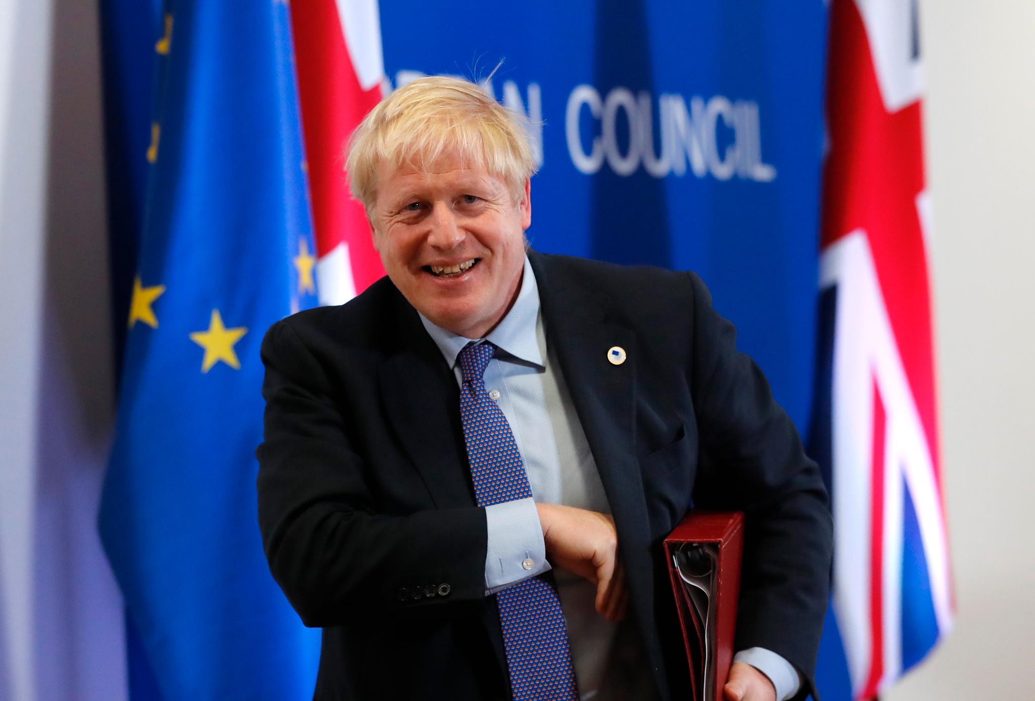 Torsdag kunne Boris Johnson smile fordi avtalen med EU var i boks. Lørdag ettermiddag får han svar på hva Parlamentet sier til avtalen. Han trenger 320 stemmer i Underhuset før avtalen kan godkjennes.