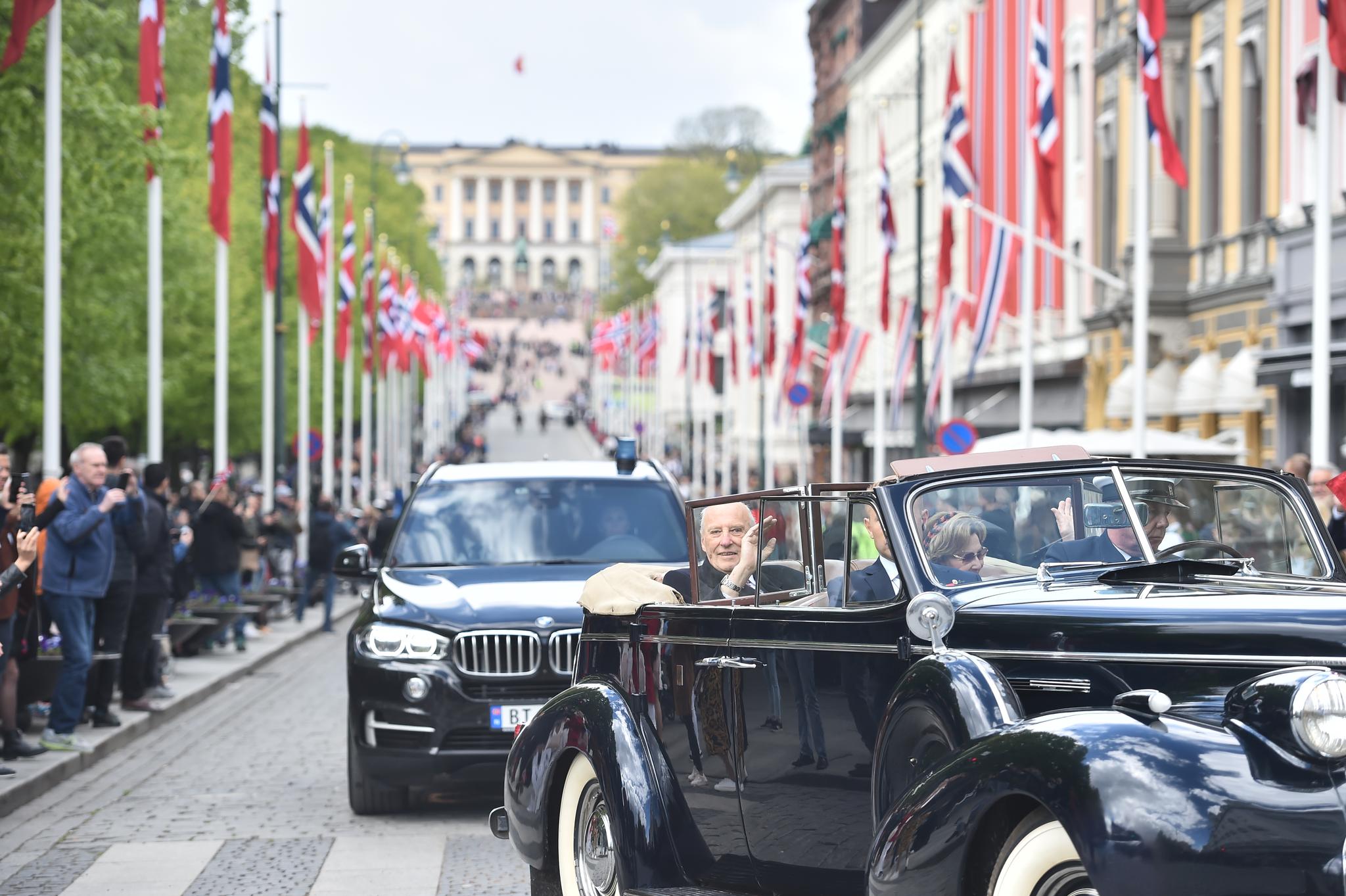 Kongen og resten av kongefamilien bestemte seg for å kjøre rundt i hovedstaden i åpne biler under 17. mai-feiringen i fjor. 