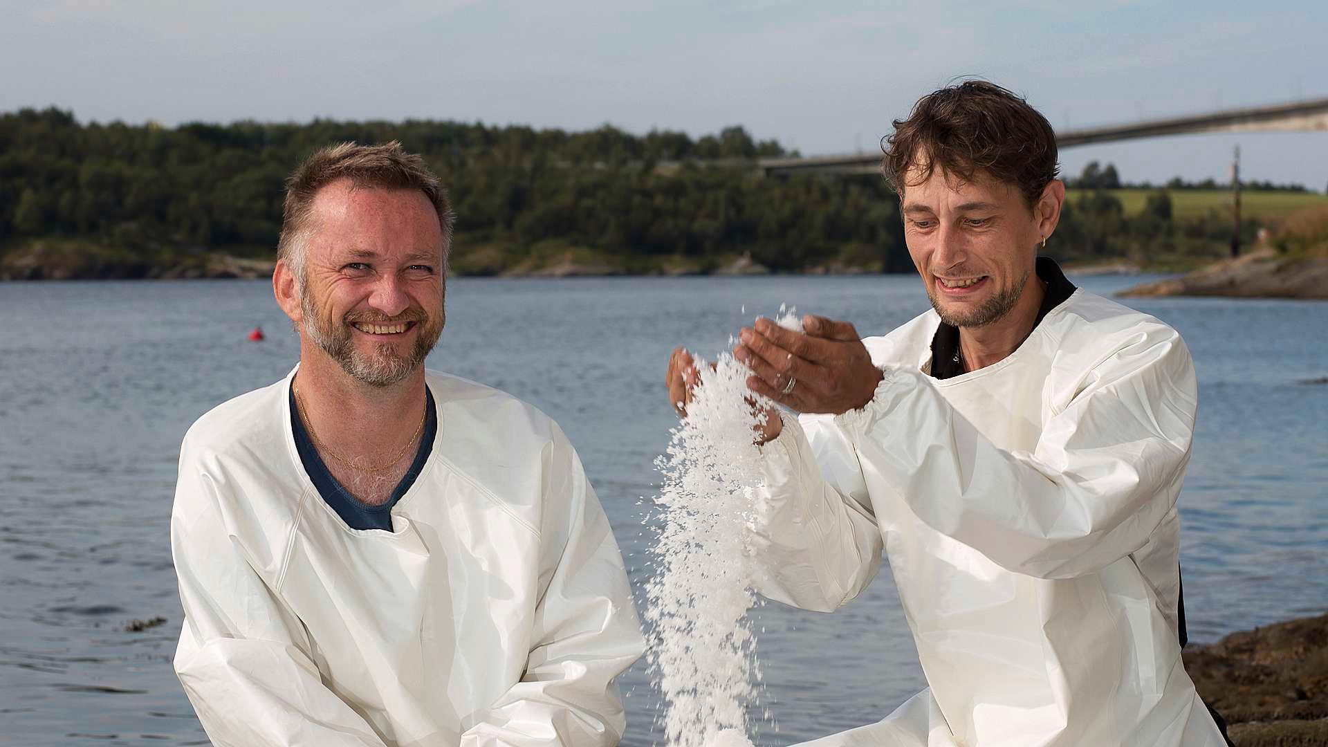 Tore Hongset (t.v. og Håvard Stenersen) utvinner salt av sjøvann fra Saltstraumen.