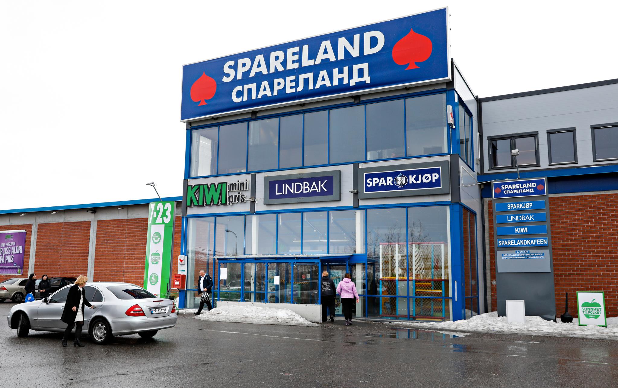 Russiske gate- og butikkskilt preger Kirkenes tett inntil den norsk-russiske grensen. 10 prosent av befolkningen har russiske aner.