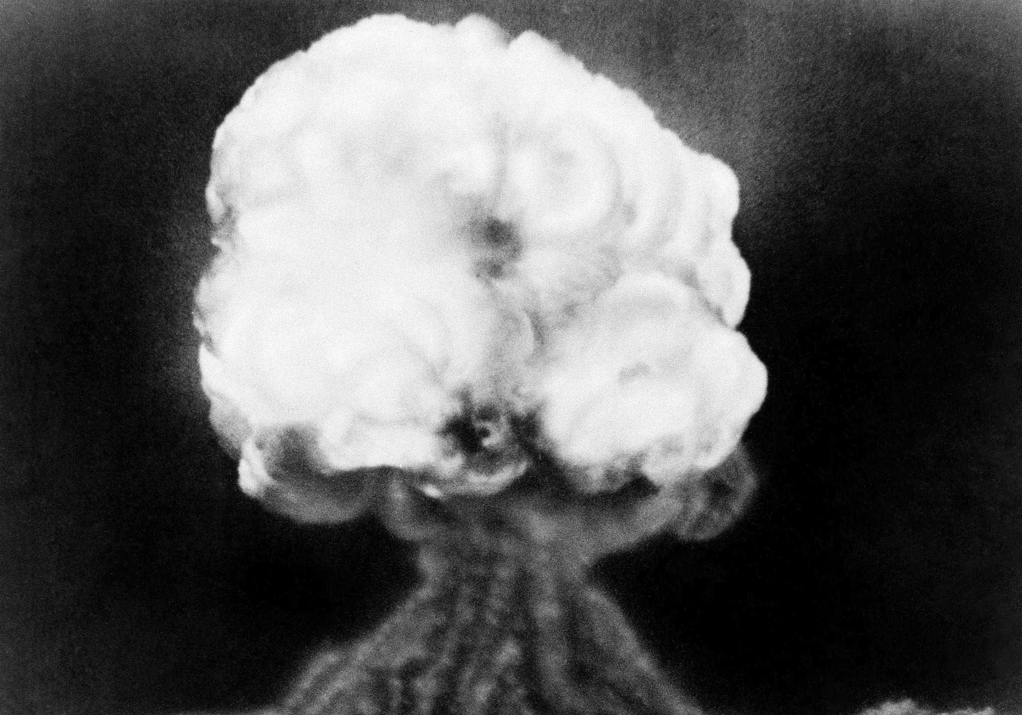 16. juli 1945 ble verdens første atombombe testet i New Mexico i USA. Nå haster det med å starte et kappløp om nedrustning, mener 55 tidligere internasjonale statsledere.