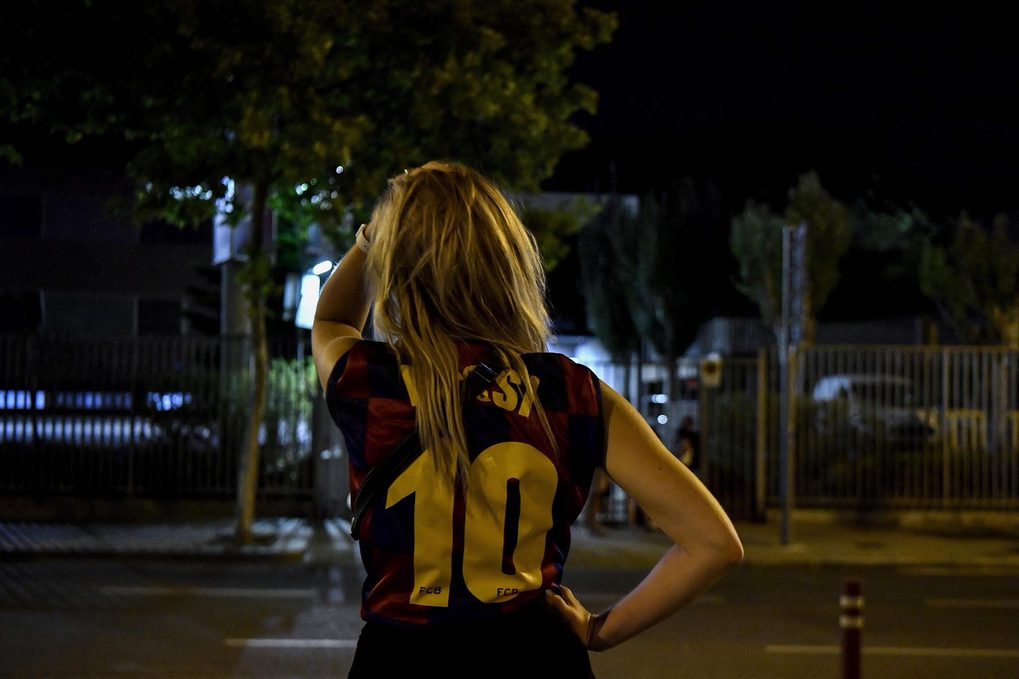 MISNØYE: En rekke mennesker samlet seg utenfor klubbens kontorer torsdag kveld etter at det ble klart at Lionel Messi forlater Barcelona. 