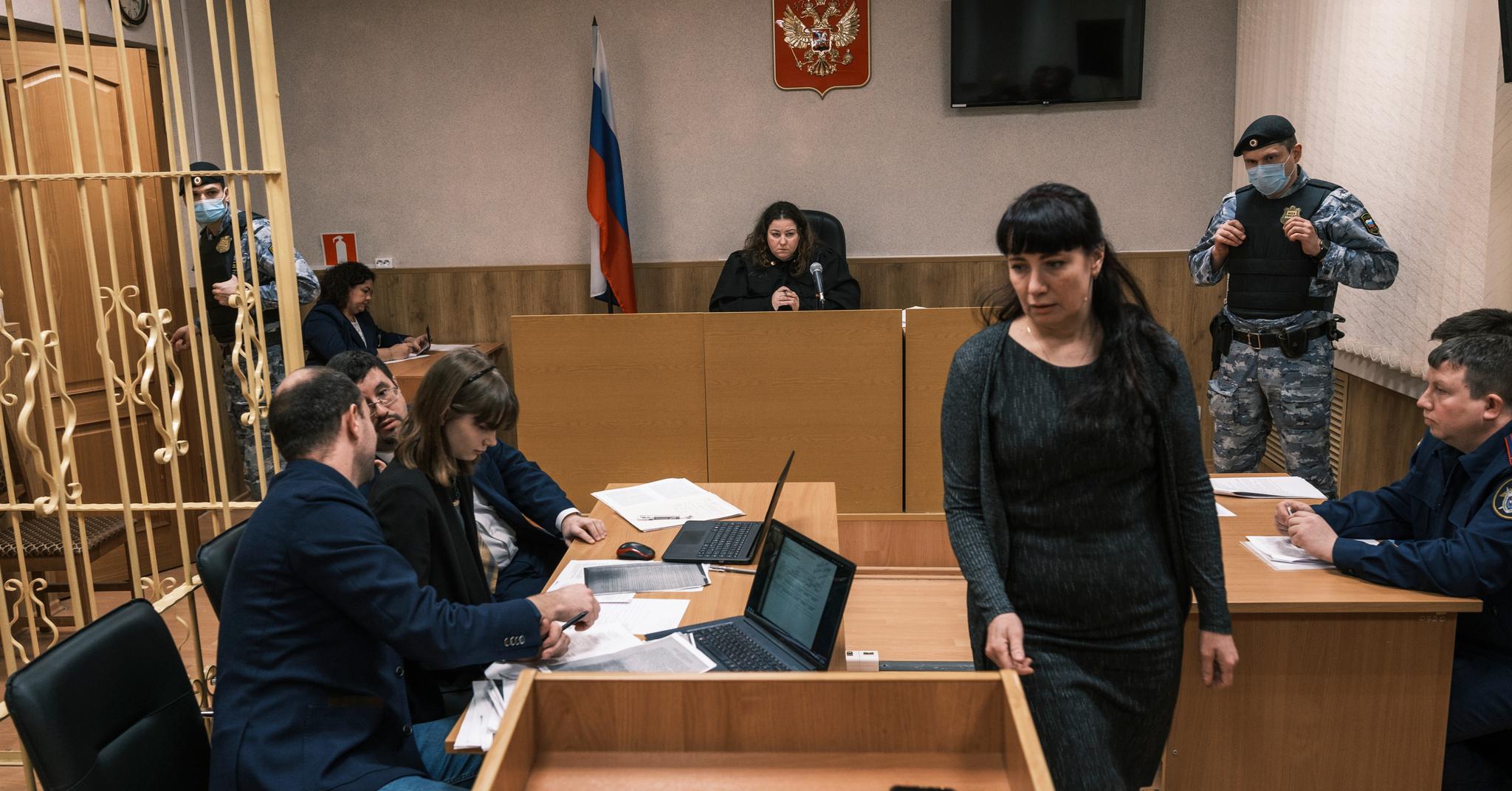 Natalja Krivtsova er Olesia Krivtsovas (19) mor. Her skal hun vitne under et fengslingsmøte for datteren. Datteren sitter mellom to advokater på venstre side.