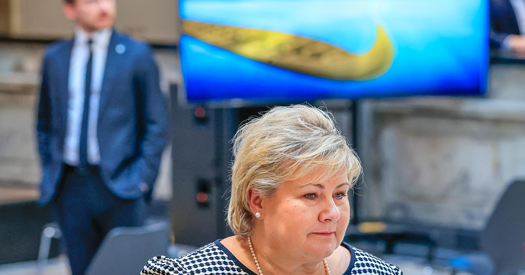 Regjeringens klimapolitikk kan føre til at folk jobber mindre, mener SSB. Her er statsminister Erna Solberg fotografert sammen med klimaminister Sveinung Rotevatn (V).