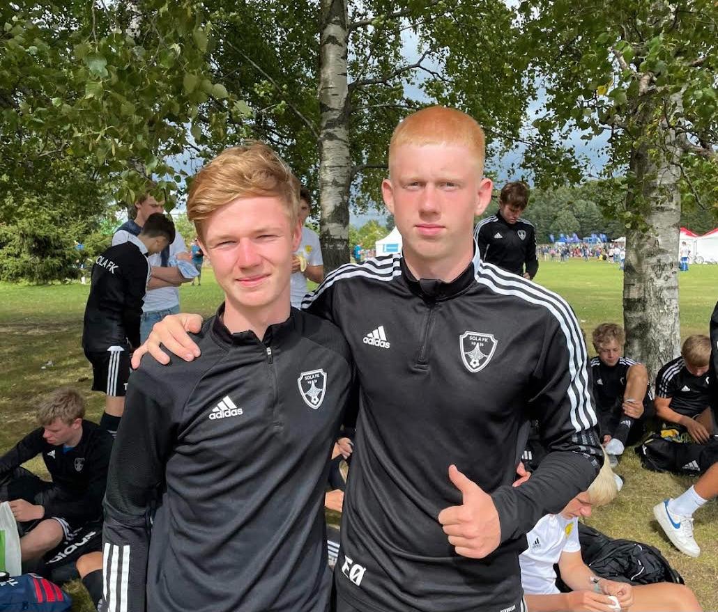 Elias Rønning og Henrik Håland har suksess med Sola-drakter. De to tidligere RIL-spillerne er videre i Norway Cup. 