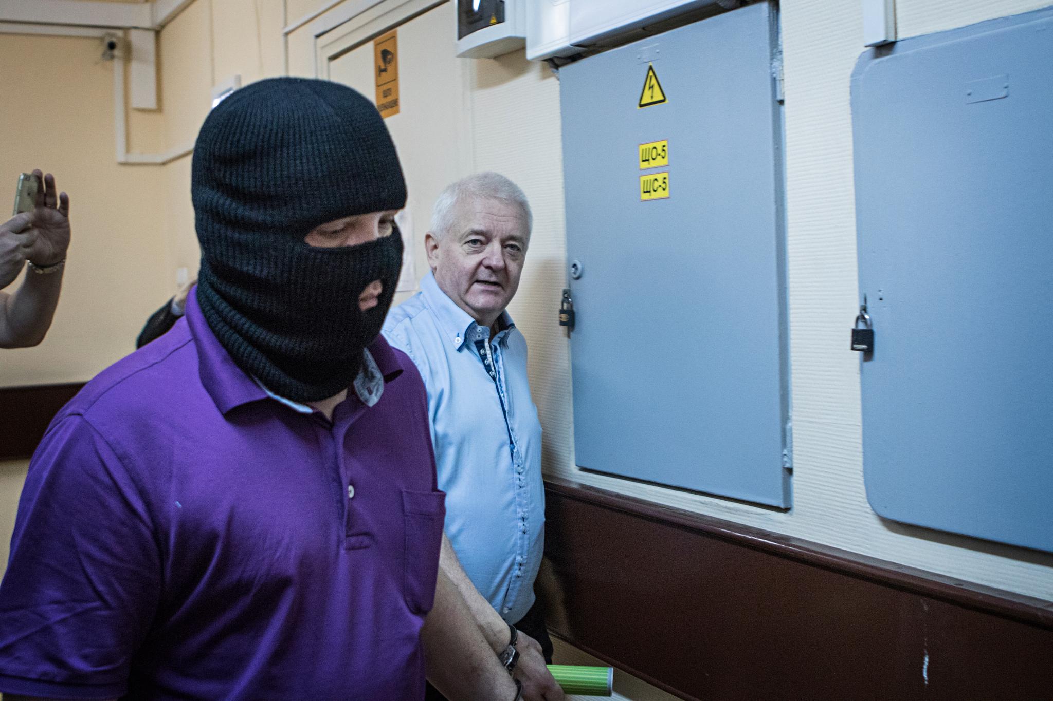 Frode Berg i Lefortovo-domstolen i Moskva med en maskert FSB-agent i mai 2018.