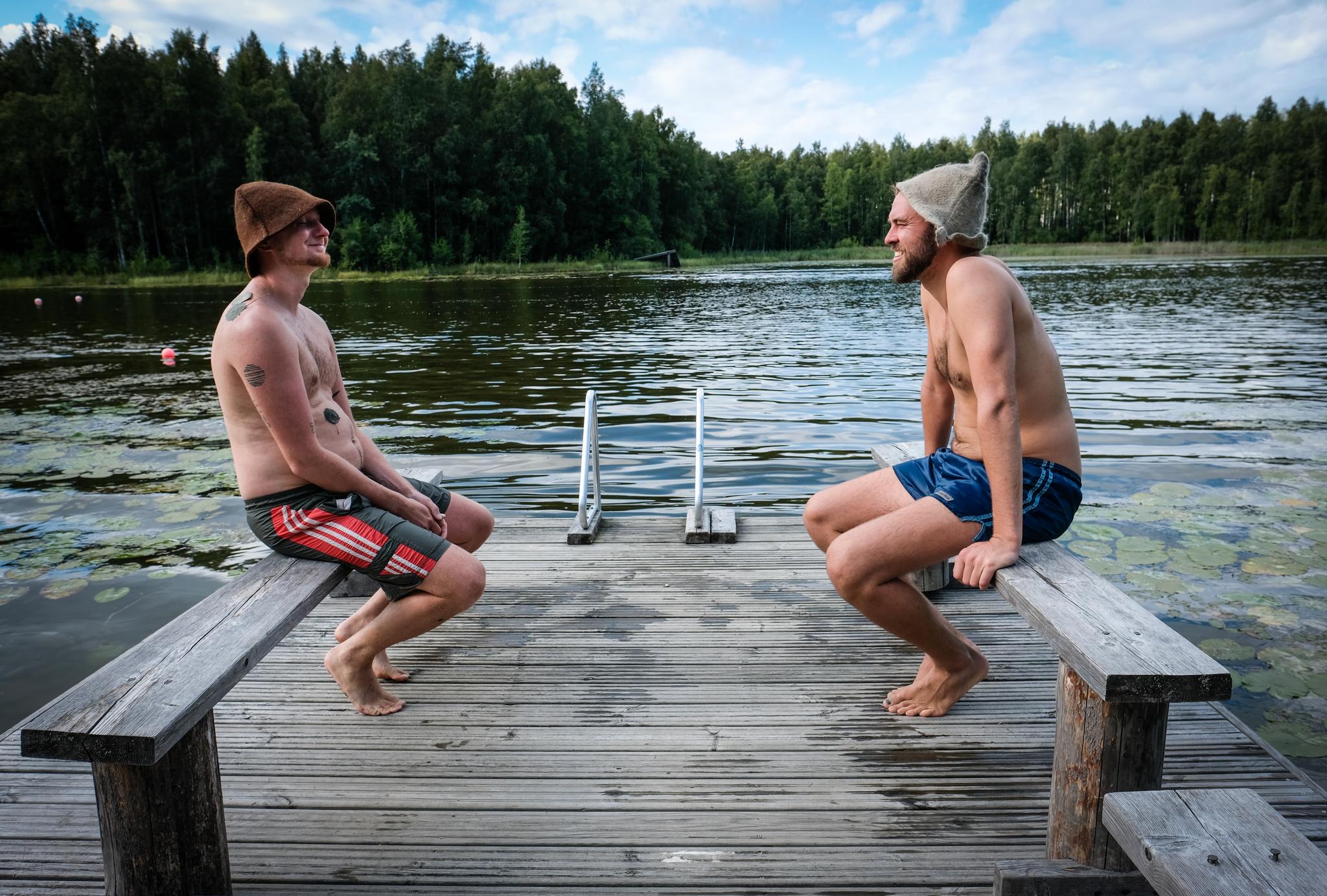 Matti Kemi (til venstre) og Juha Kumara tar et forfriskede bad etter en runde på Niihama Sauna. De isolerende ullhattene brukes for å regulere temperaturen i hodet når man er i saunaen og for å forhindre svimmelhet.