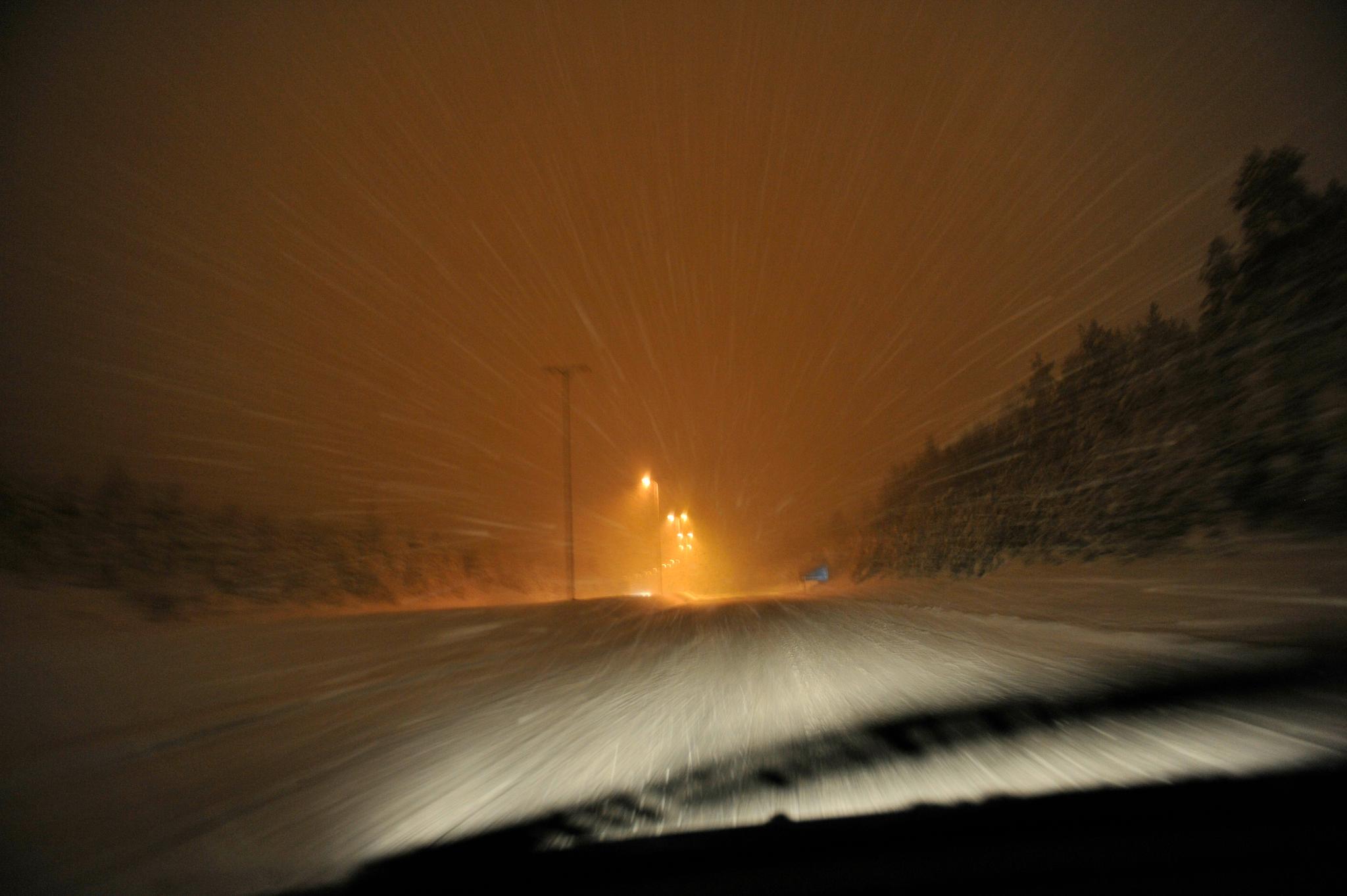 Snøvær lager vanskelige kjøreforhold i nord og folk oppfordres til å la bilen stå. 