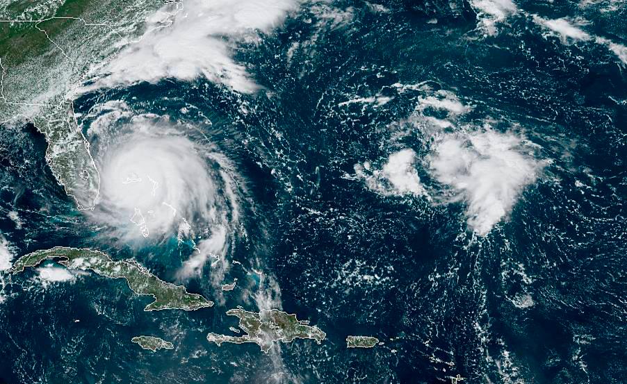 Dette satellittbildet viser hvordan orkanen står fast over Bahamas.