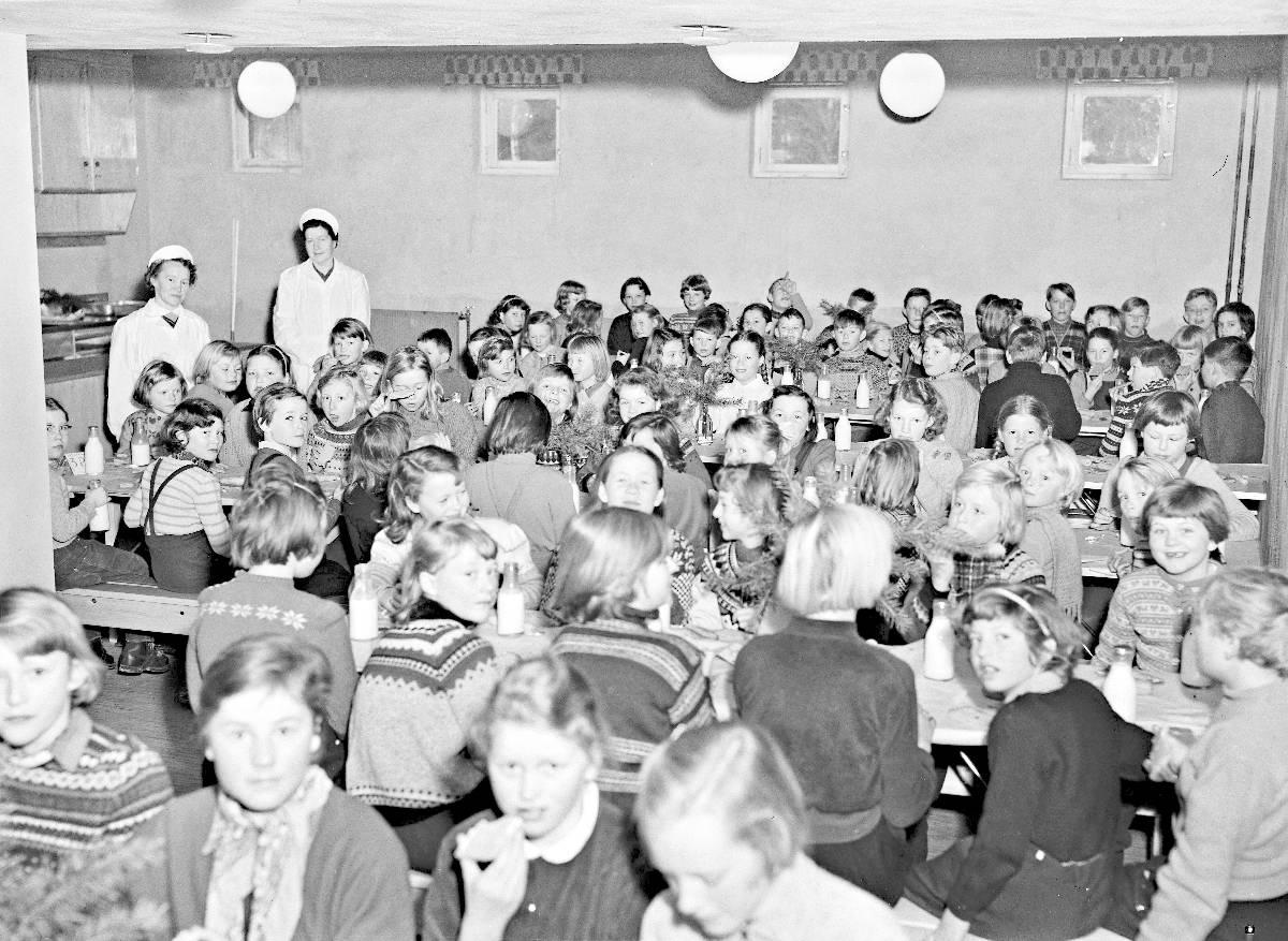 Elevene er samlet til første skolebespisning på Prinsdal skole i 1956.