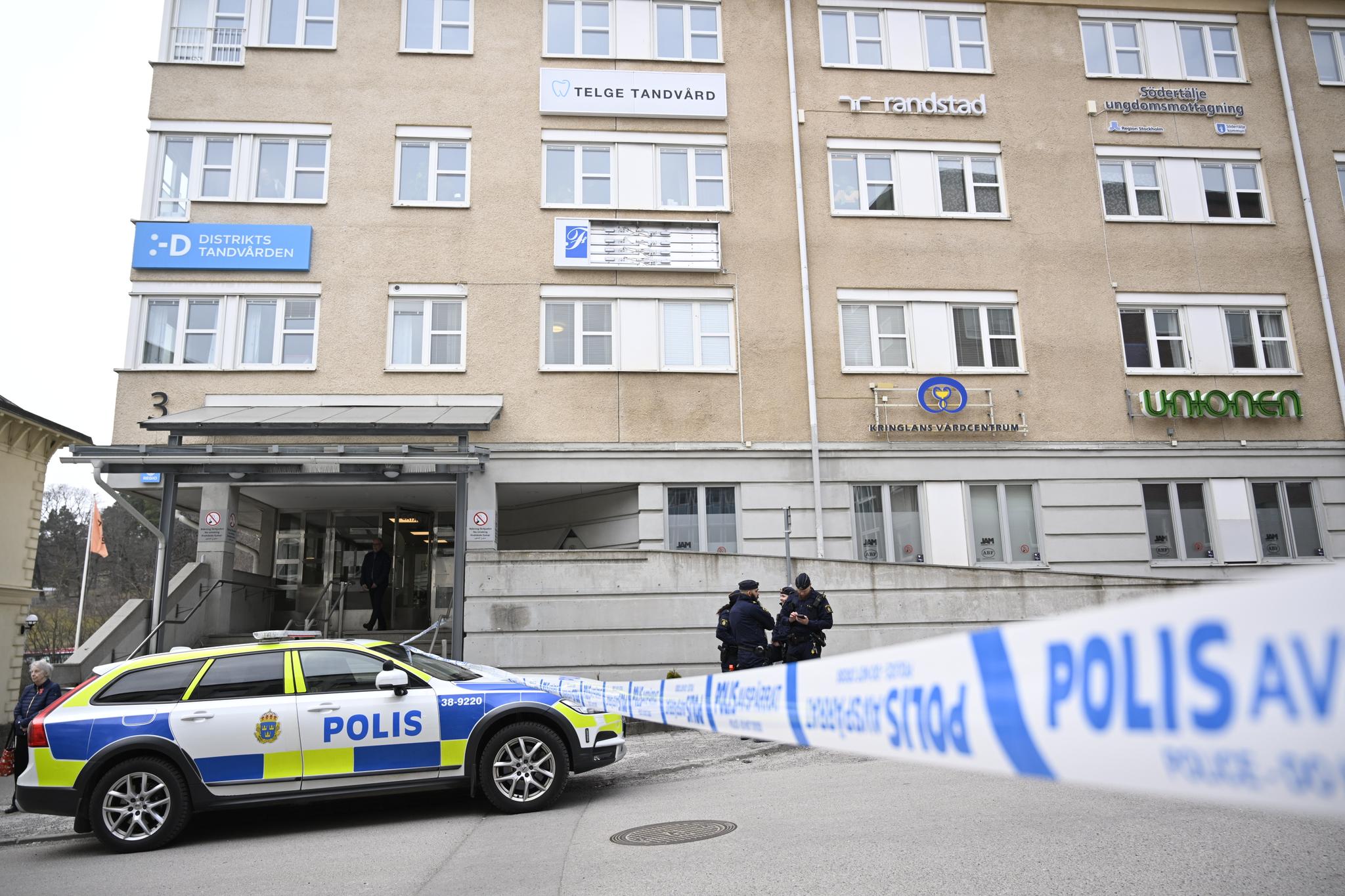 Svensk politi jakter på to maskerte personer og en drapsdømt 17-åring som ble frigjort på vei til en helseundersøkelse i Södertälje torsdag formiddag. 