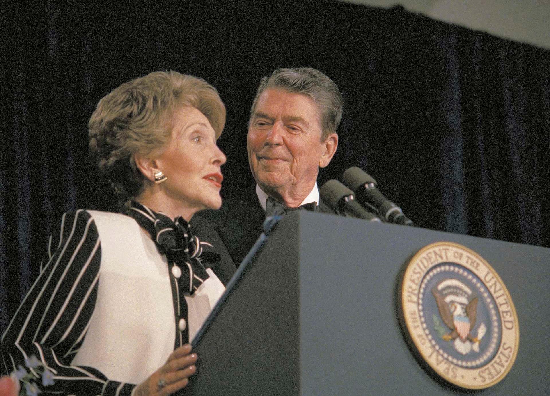 I 1987 kalte Ronald Reagan kona Nancy opp på talerstolen for å si noen ord til pressen.