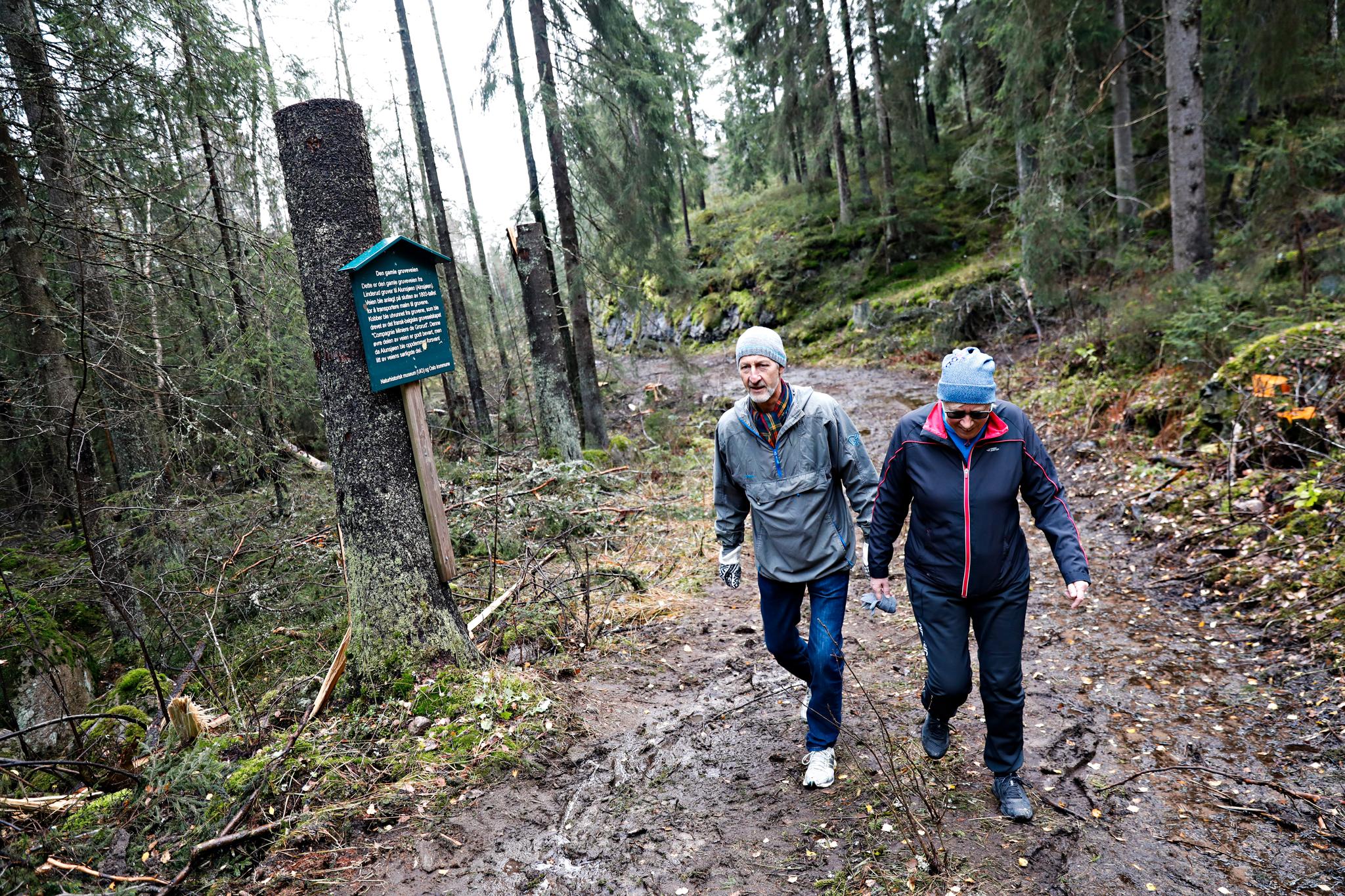 Bymiljøetaten hevdet det var nødvendig å utføre vedlikehold langs Gamle Gruvevei. De har vandalisert et kulturminne, mener ekteparet Lars Olav og Kari Kvamsdal, som Aftenposten treffer på tur der. 