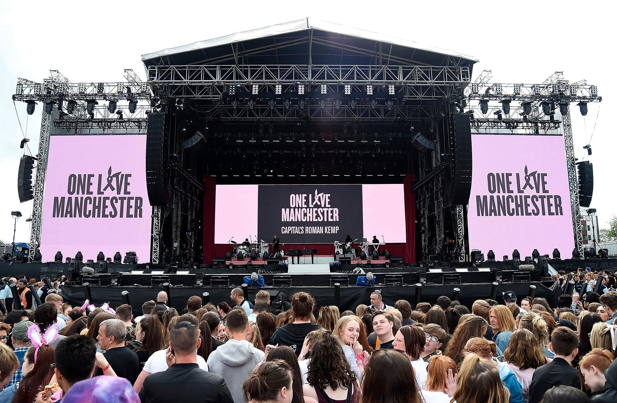 «One Love Manchester» er tittelen på minnekonserten som finner sted i Manchester søndag kveld. Konserten ble innledet med ett minutts stillhet.