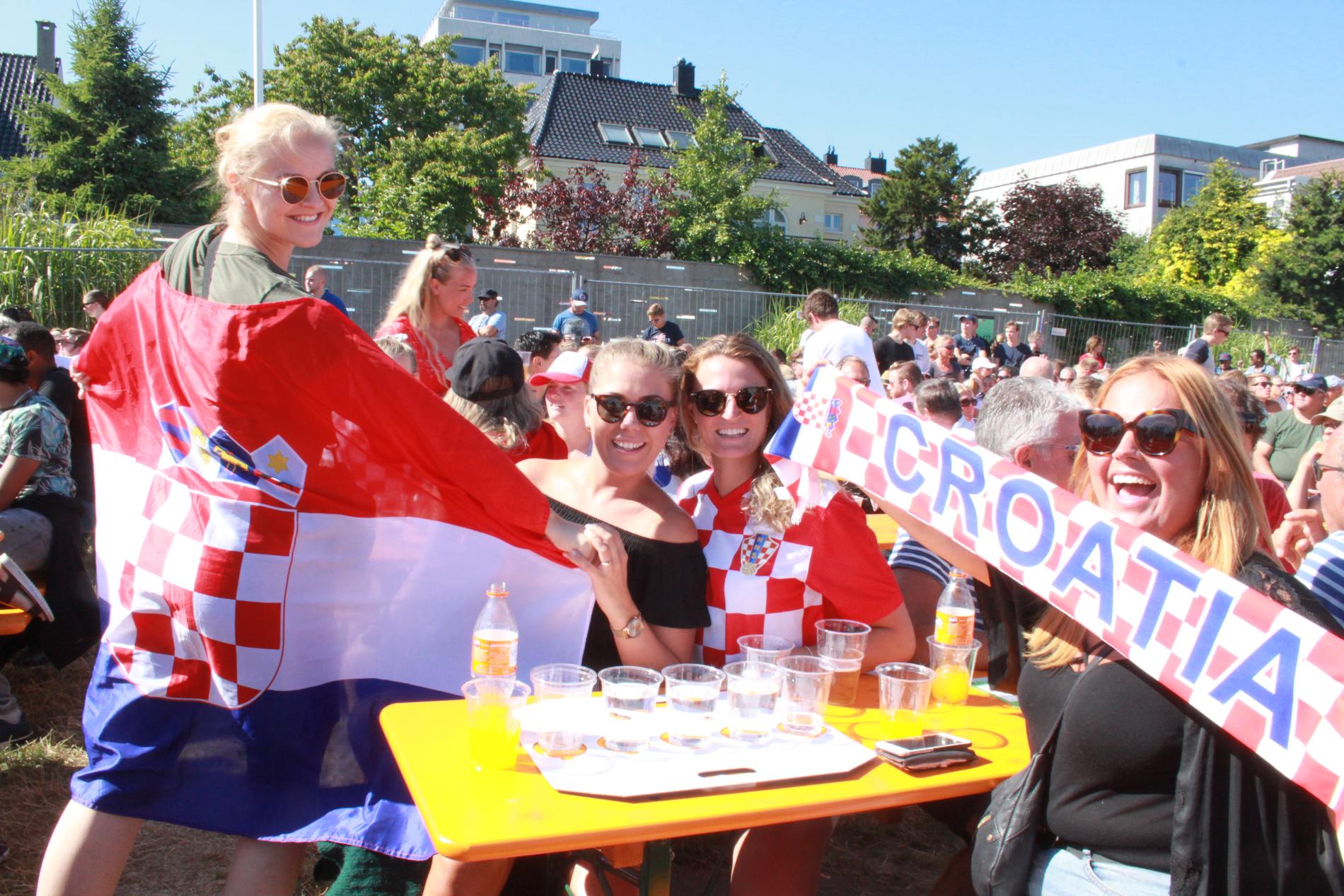 (f.v) Lisa Helen Jordbrudal, Kristine Robertsen, Sanja Sapina, og Kristine Sandtveit heier på Kroatia.