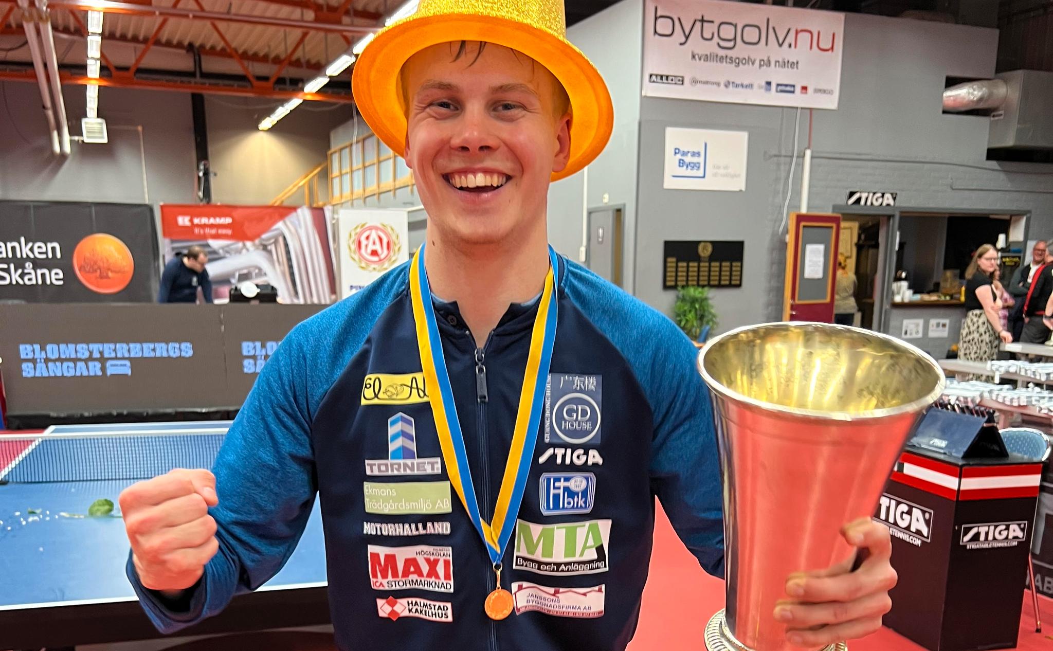 SVENSK MESTER: Borgar Haug satte matchballen da Halmstad ble svenske mestre i bordtennis i fjor.