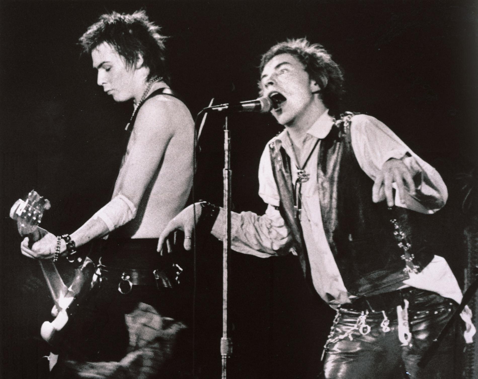 Sid Vicious (venstre) og Johnny Rotten i Sex Pistols  lot «queen» rime på «fascist regime» og laget det ikoniske platecoveret med dronningen.