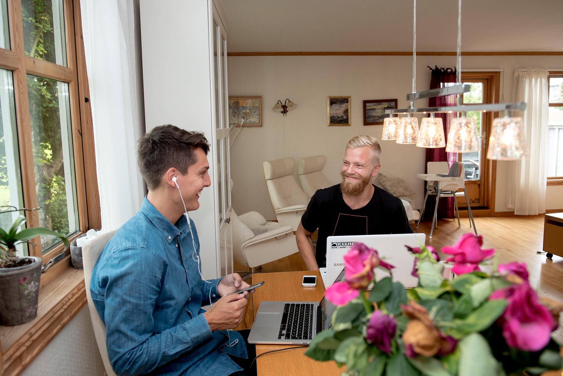 Carl Christian (til venstre) og Sindre klare til lansering av EasyBnB i Stavanger ved «kontorpulten» i Stavanger.